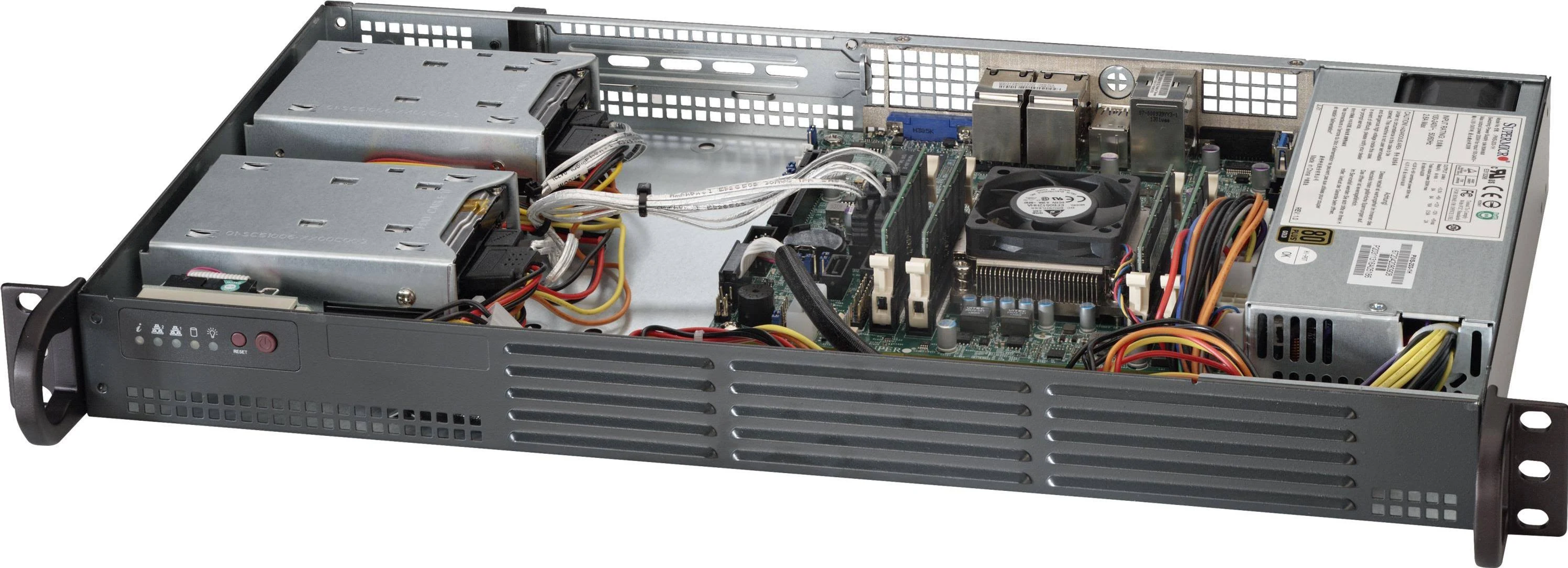 Geöffneter Computerserver mit sichtbaren internen Komponenten.
