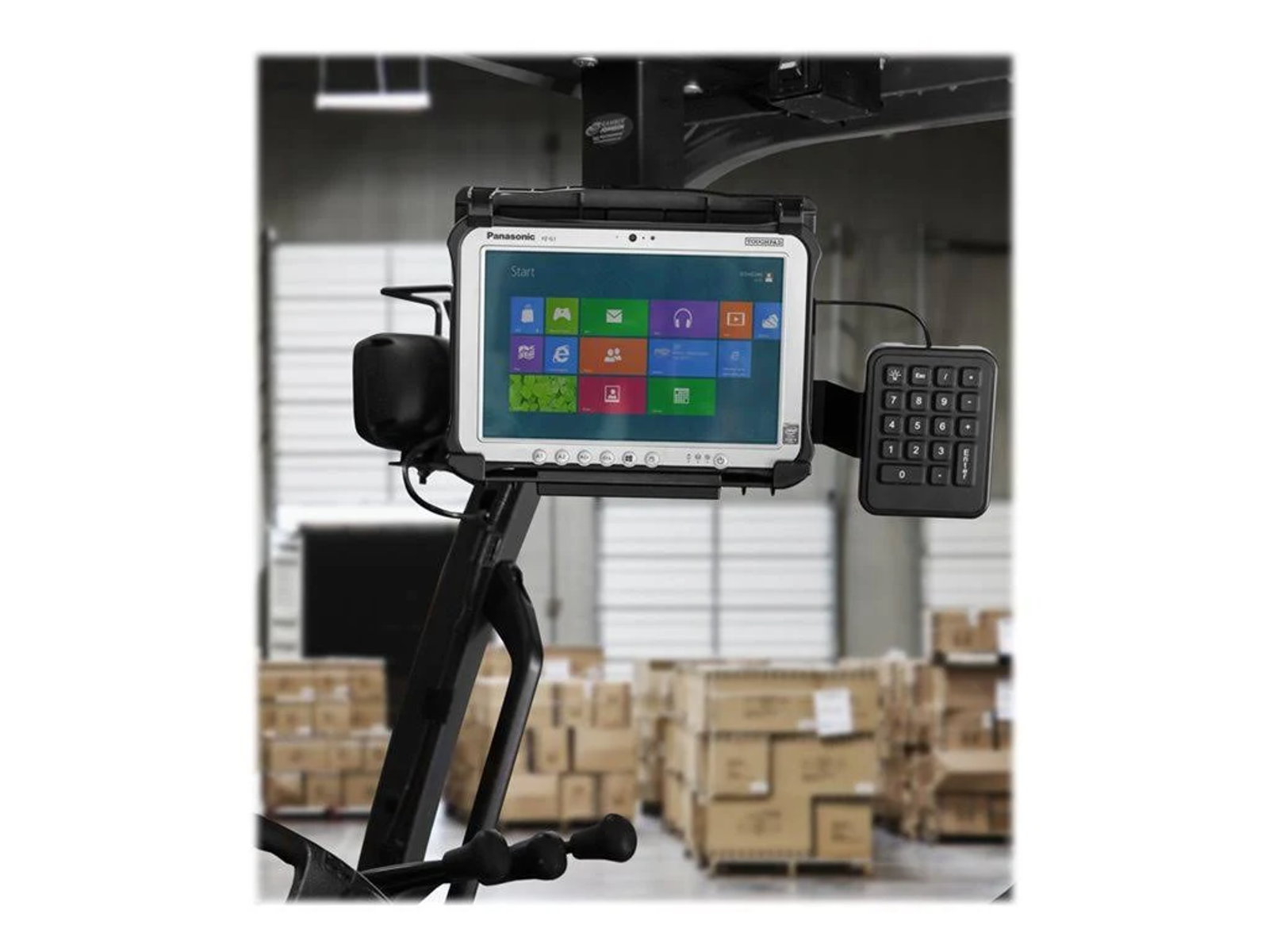 Un tablet montato su un carrello elevatore, che mostra un'interfaccia con icone.