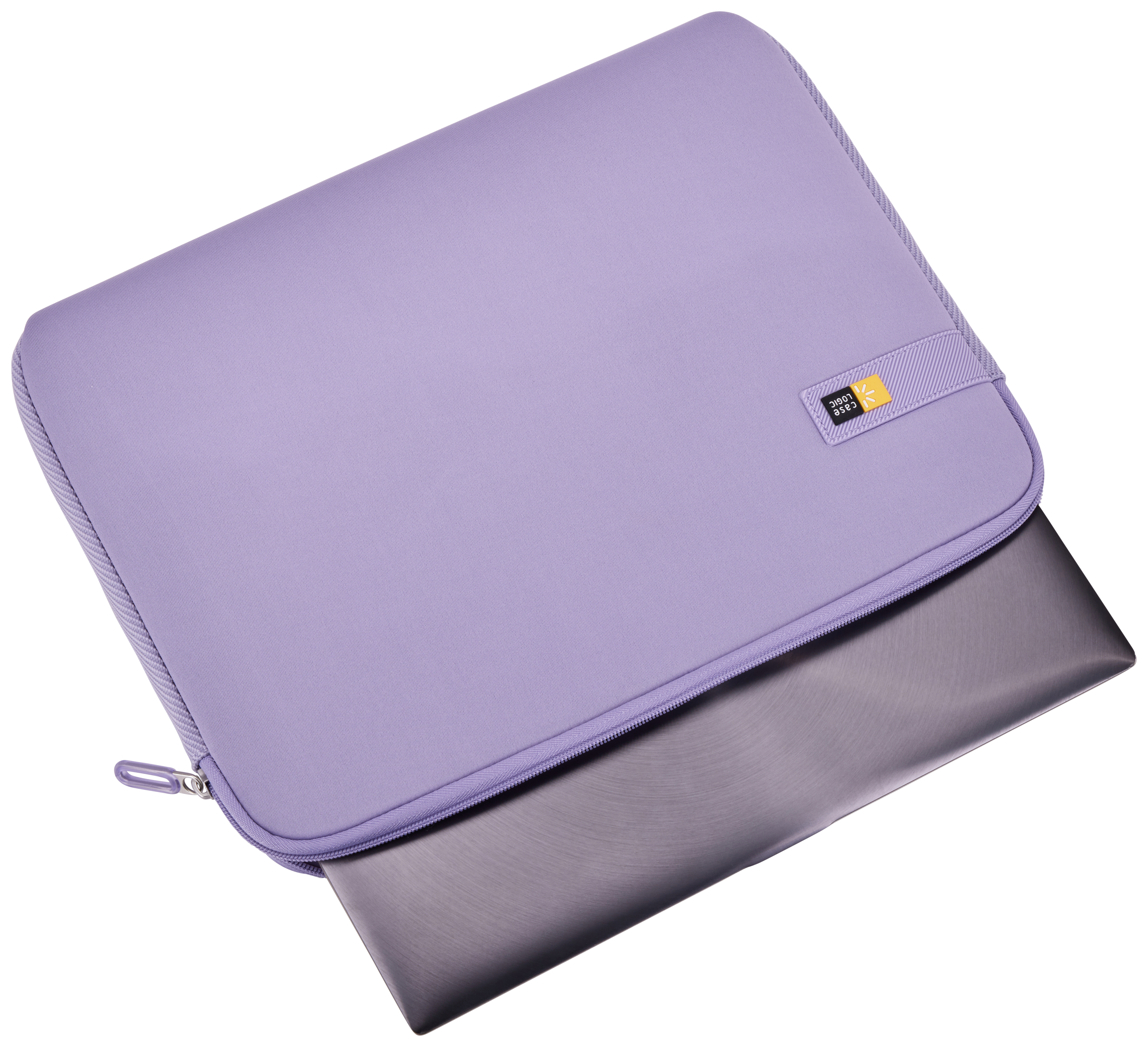 Lila Laptop-Hülle mit Laptop. Die Hülle hat einen Reißverschluss und ein Logo.