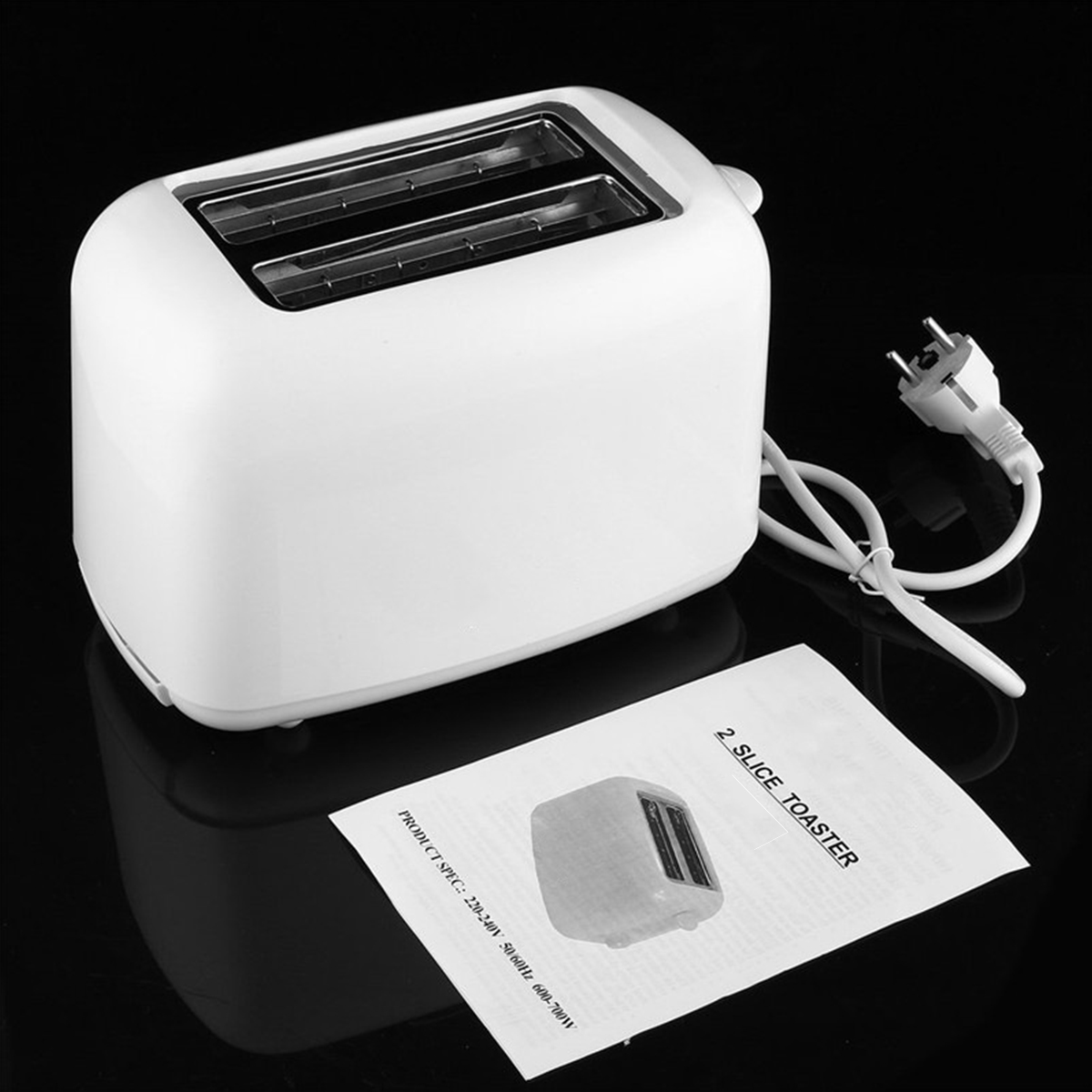 Weißer Zwei-Scheiben-Toaster mit Netzkabel und Papier mit Produktspezifikationen auf schwarzem Hintergrund.