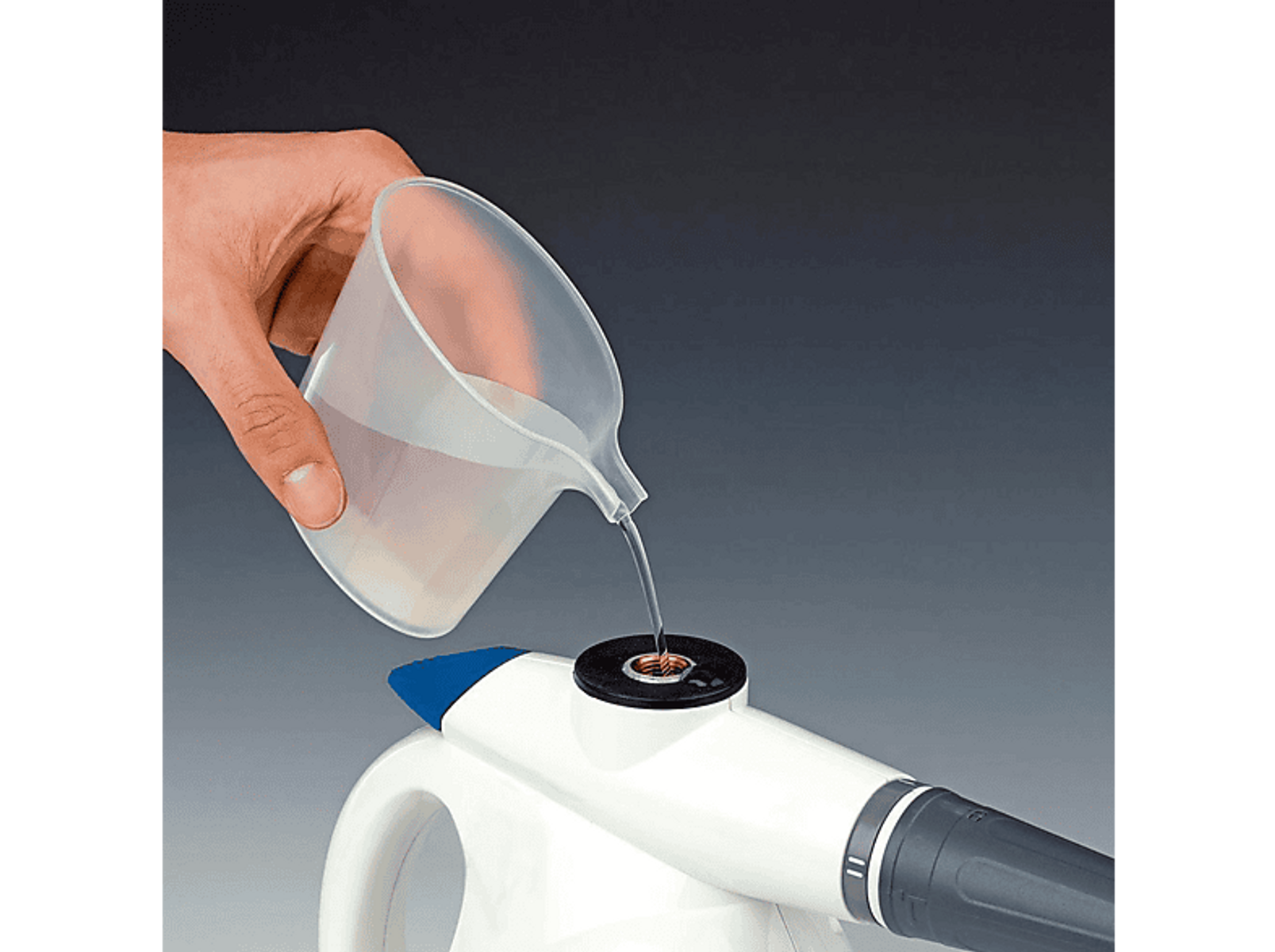 Une main versant de l'eau d'un récipient transparent dans un nettoyeur vapeur.