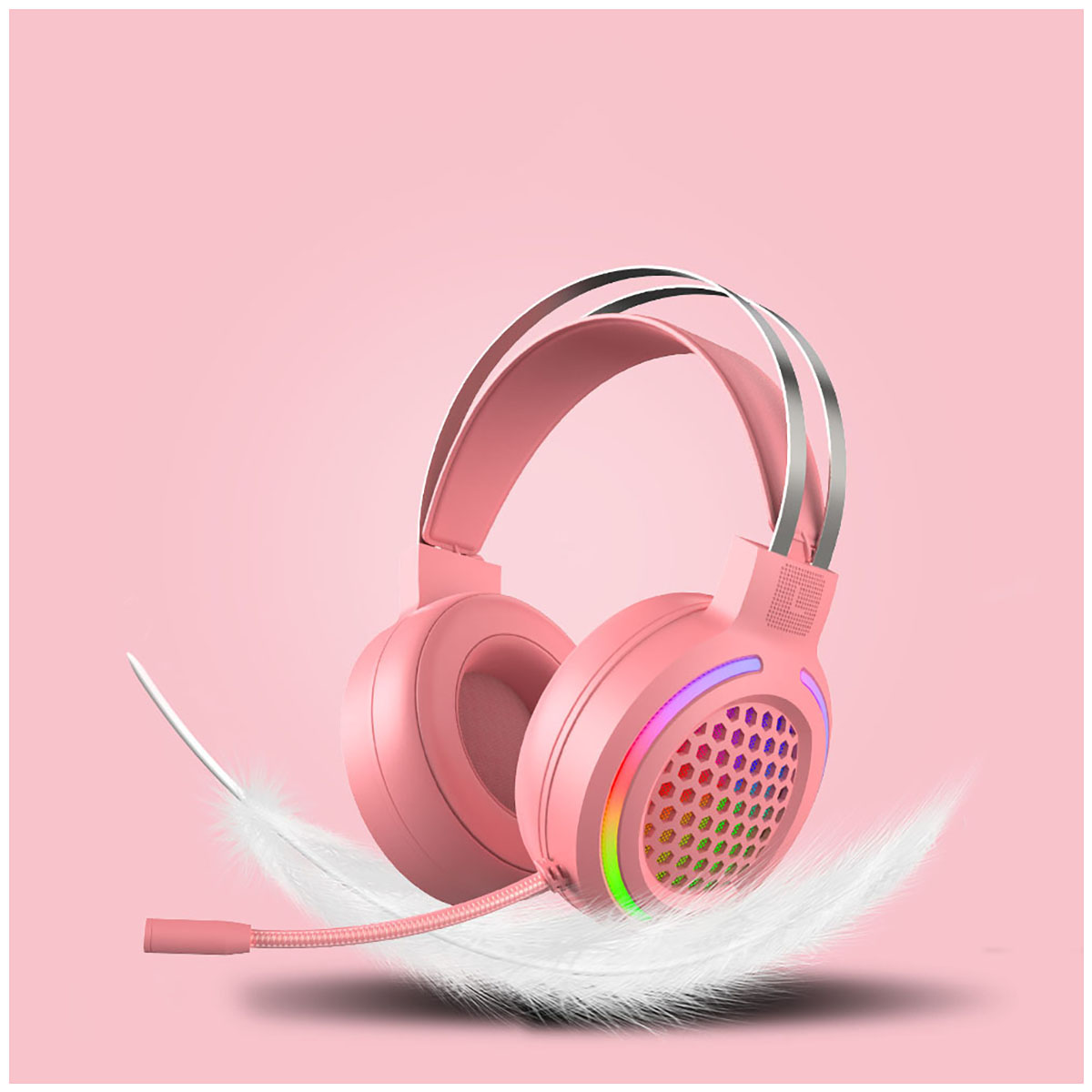 Pinkes Gaming-Headset mit RGB-Lichtern und Mikrofon. Eine weiße Feder im Vordergrund.
