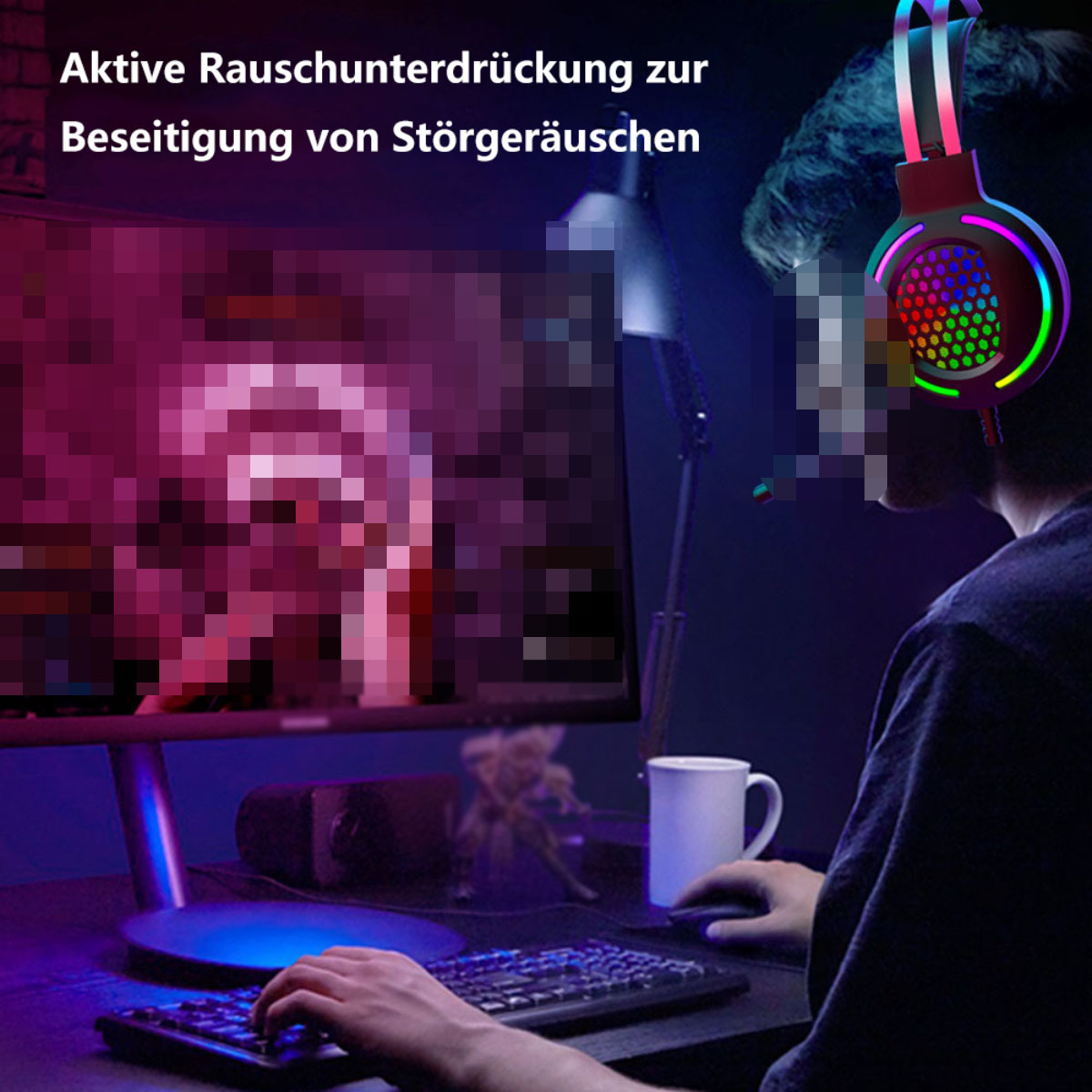 Person mit Gaming-Kopfhörern mit bunten Lichtern, die an einem Computer arbeitet. Dunkler Raum.