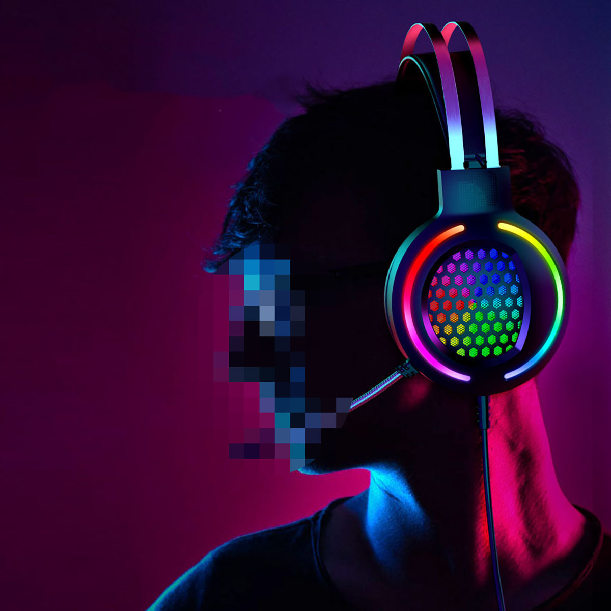 Person trägt Gaming-Kopfhörer mit bunten Lichtern, verpixeltes Gesicht, vor dunklem Hintergrund.