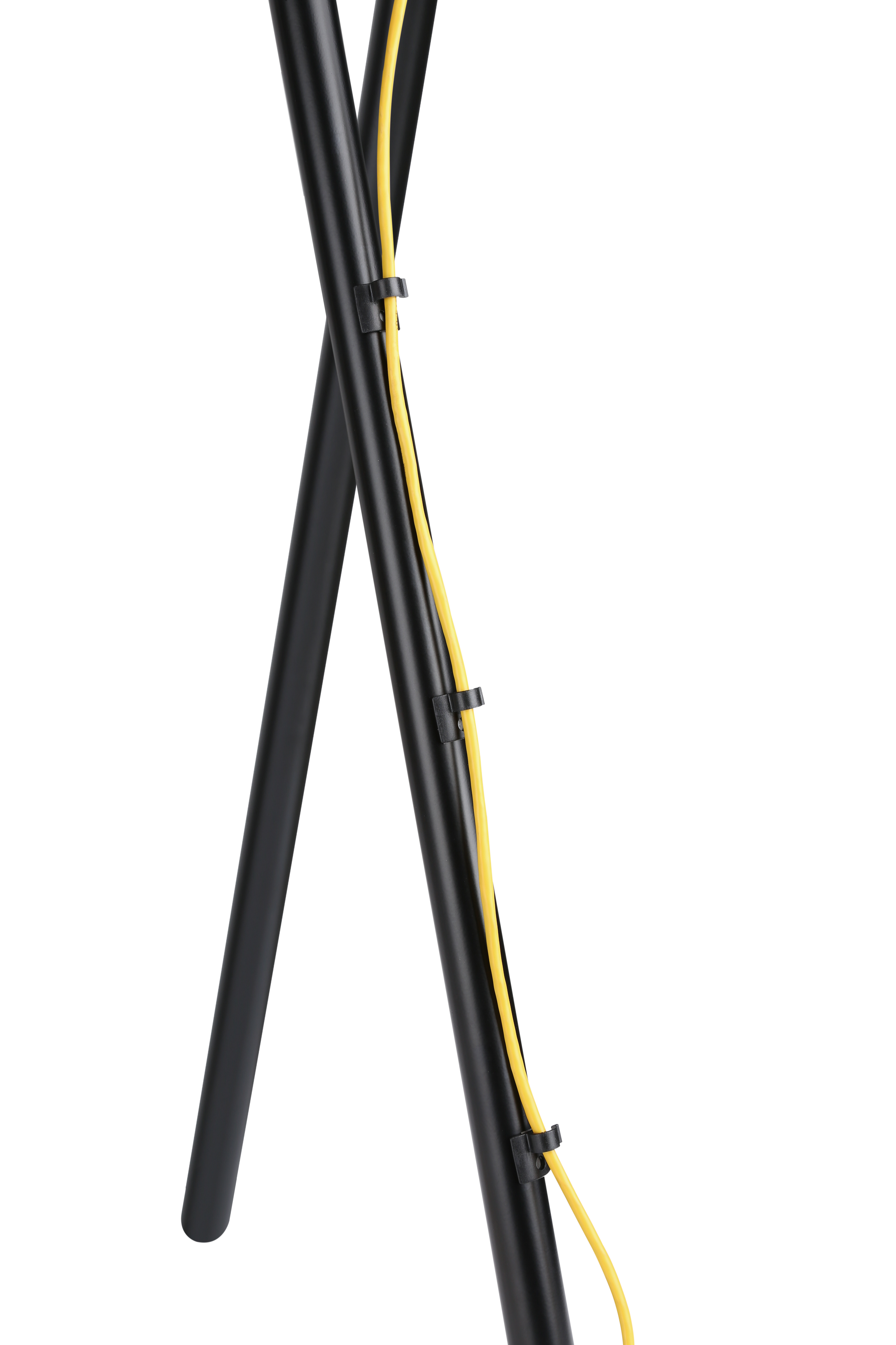 Un poste negro con un cable amarillo adjunto. Se ven tres clips.