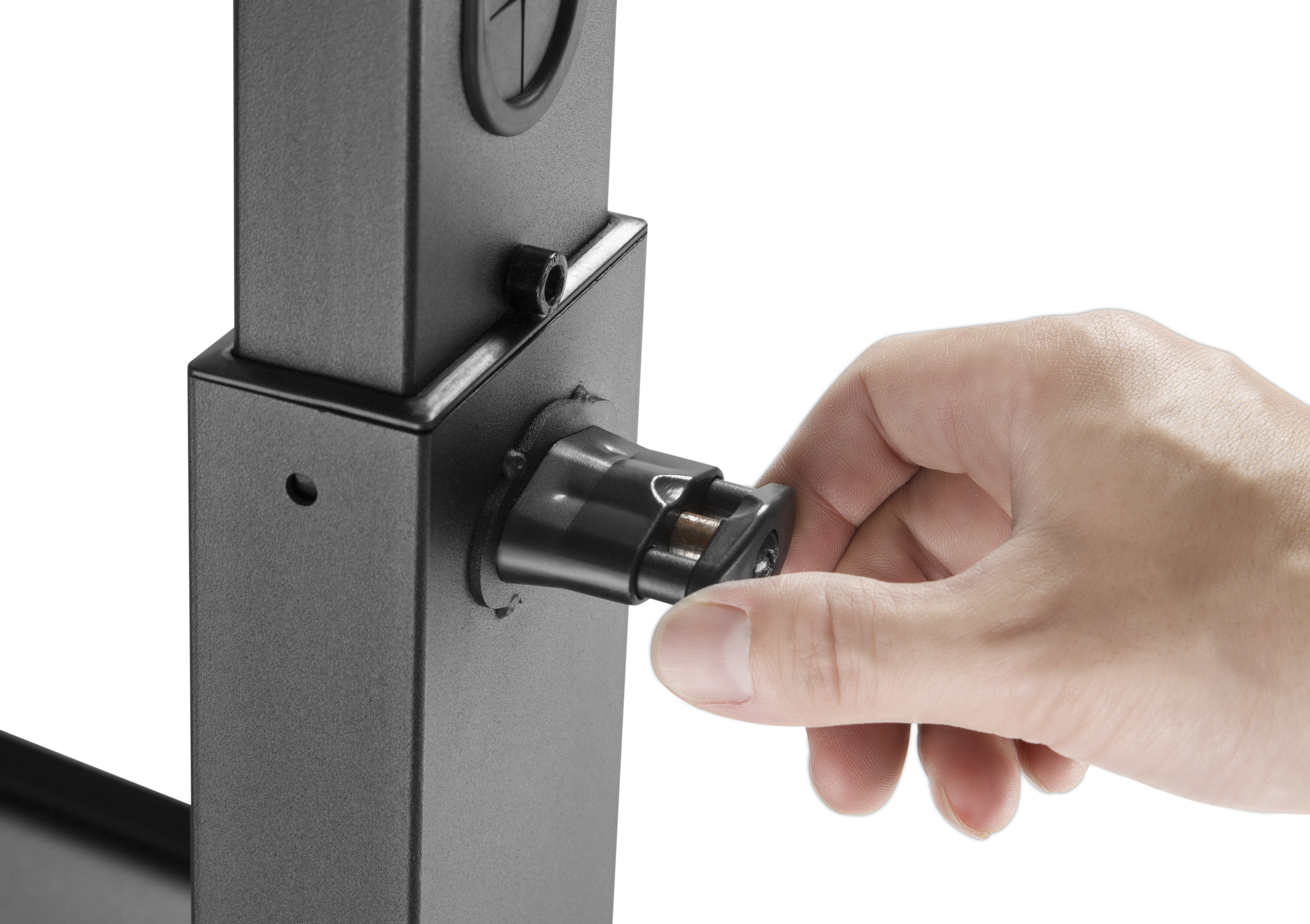 Mano ajustando una perilla negra en un soporte de metal negro.