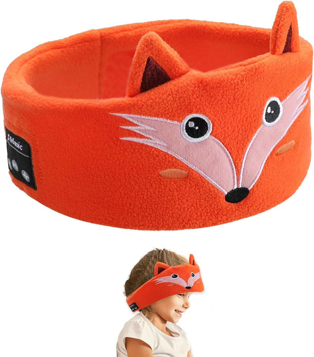 Ein orangefarbener Fuchsohrwärmer und ein Kind, das ihn trägt. Weißer Hintergrund.