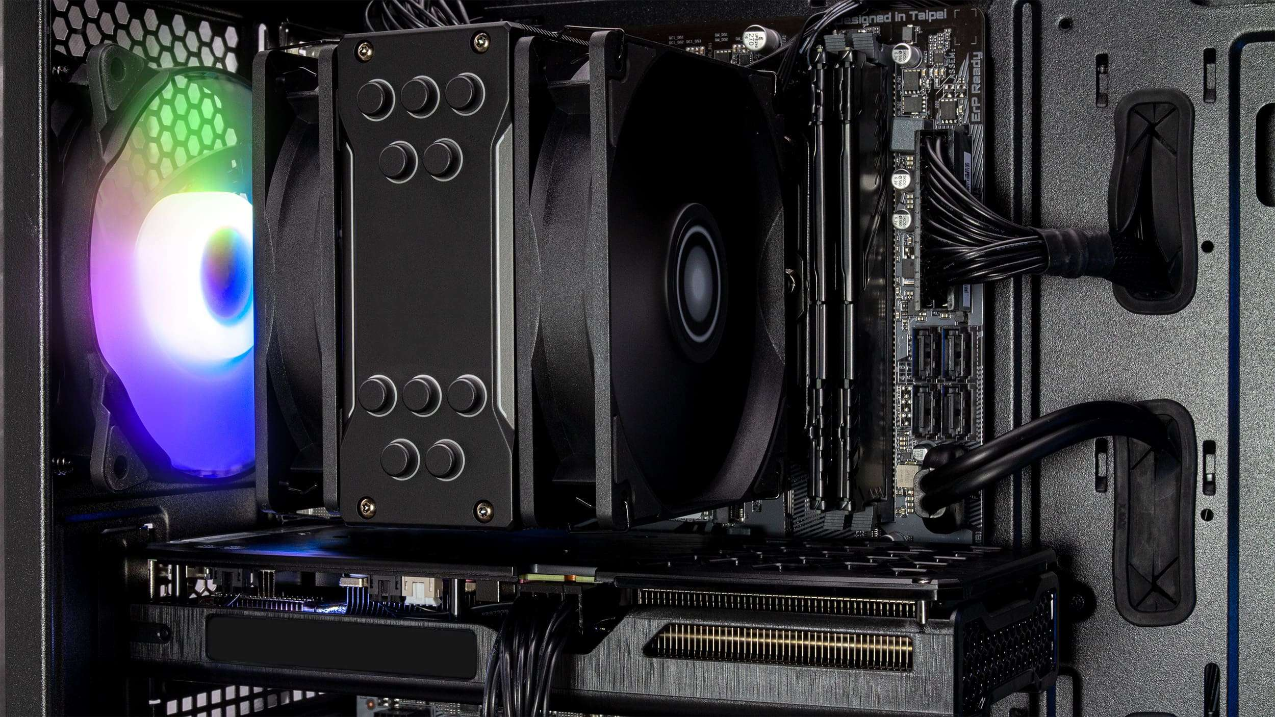Binnen in een computerkast, een CPU-koeler met ventilatoren en een grafische kaart.