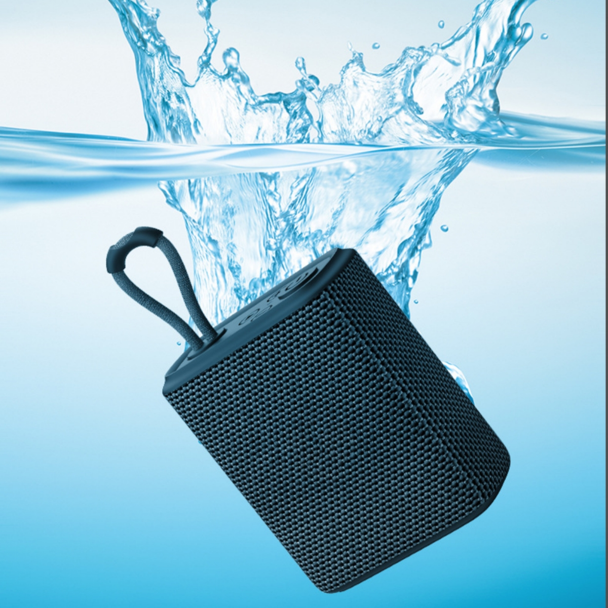 Ein schwarzer, mit Mesh bedeckter Lautsprecher ist in blauem Wasser versunken, Wasser spritzt darüber.