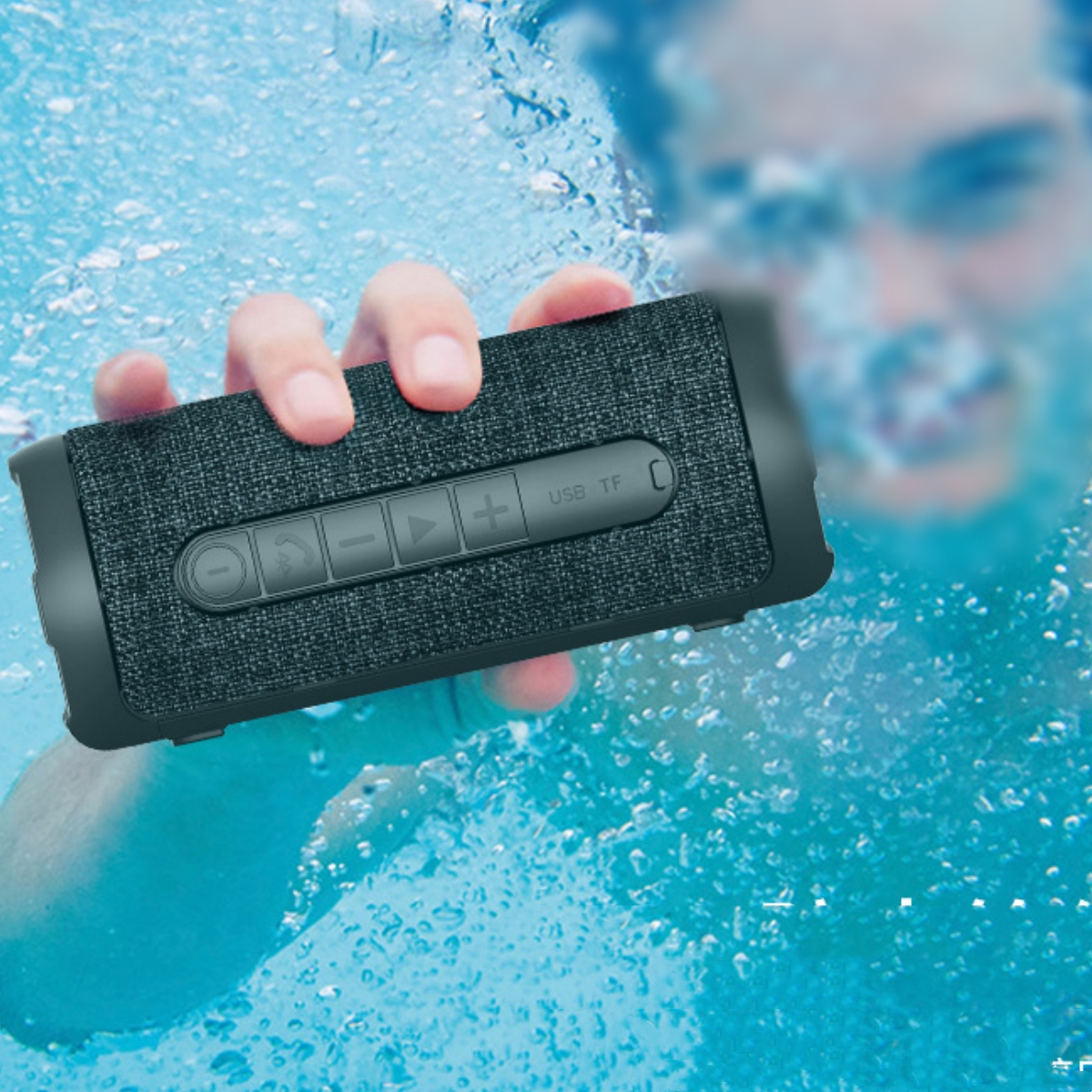 Person hält einen schwarzen, wasserdichten Lautsprecher, der in blauem Wasser untergetaucht ist.