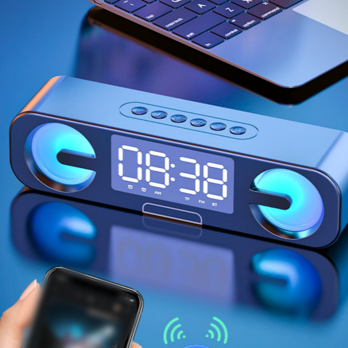 Blauer Lautsprecher mit Digitaluhr und Lichtern. Telefon in der Nähe gehalten.