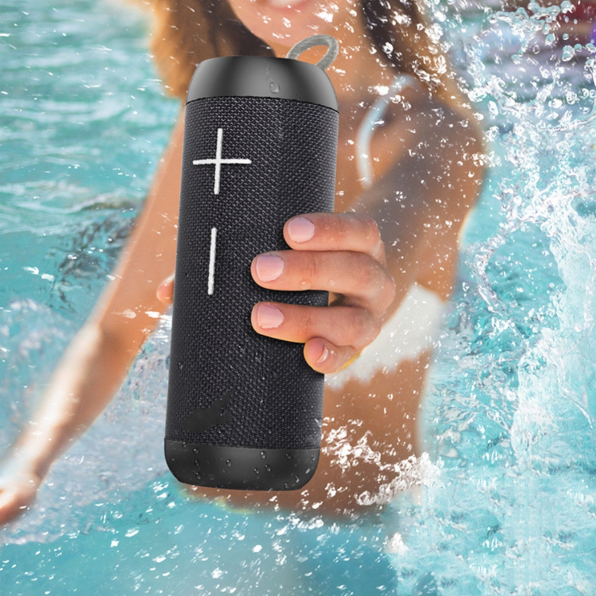 Eine Frau hält einen schwarzen Lautsprecher im Wasser, mit Spritzern um sie herum. Der Lautsprecher hat ein weißes Kreuz und eine Linie.