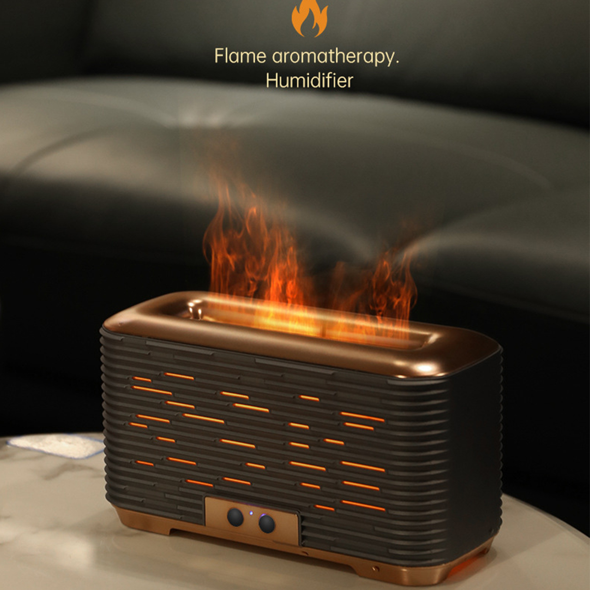 Ein schwarz-goldener Aromatherapie-Diffusor in Flammenform mit Flammeneffekt auf dunklem Hintergrund.