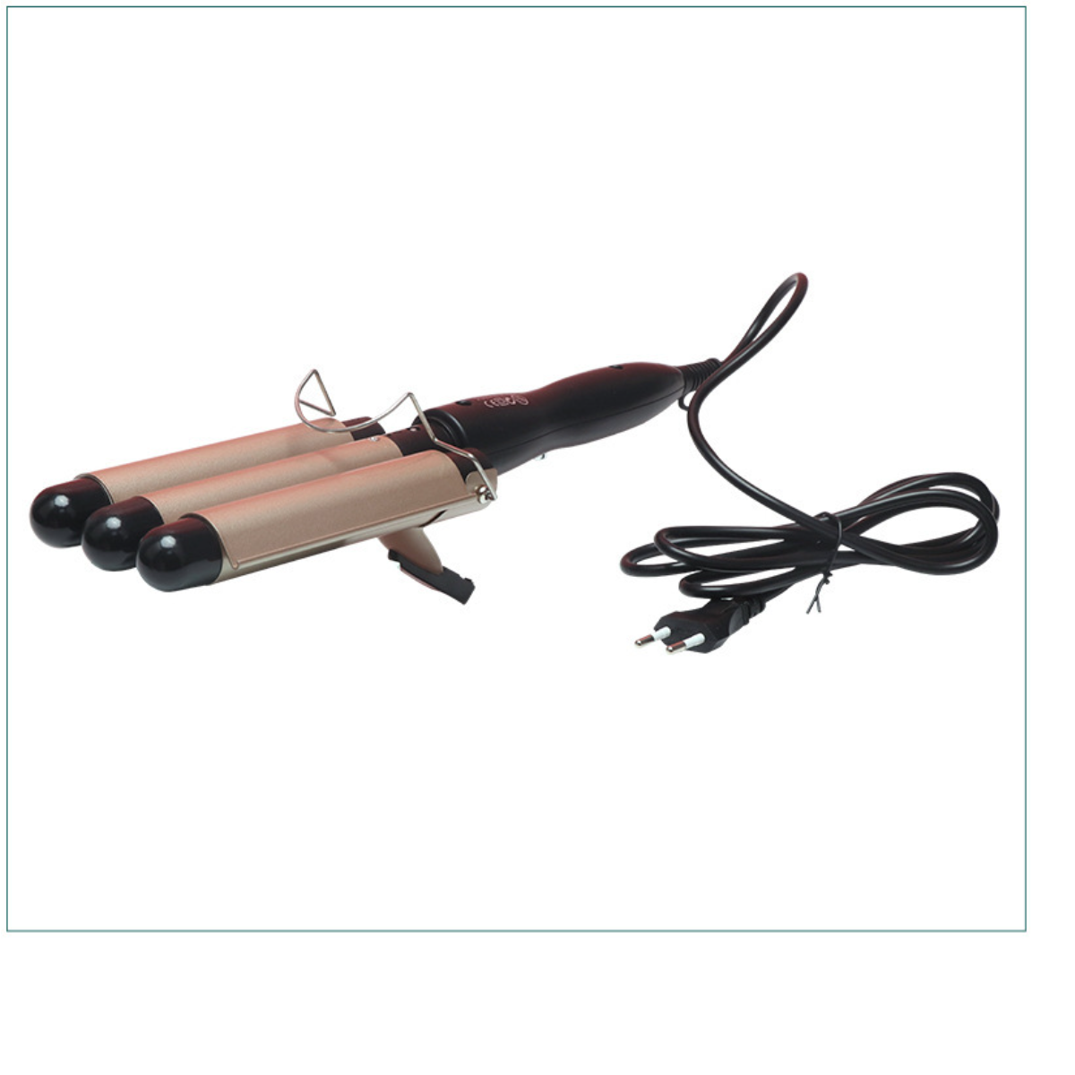 Ein Lockenstab mit drei Läufen, schwarzem Griff und Kabel. Vor weißem Hintergrund.