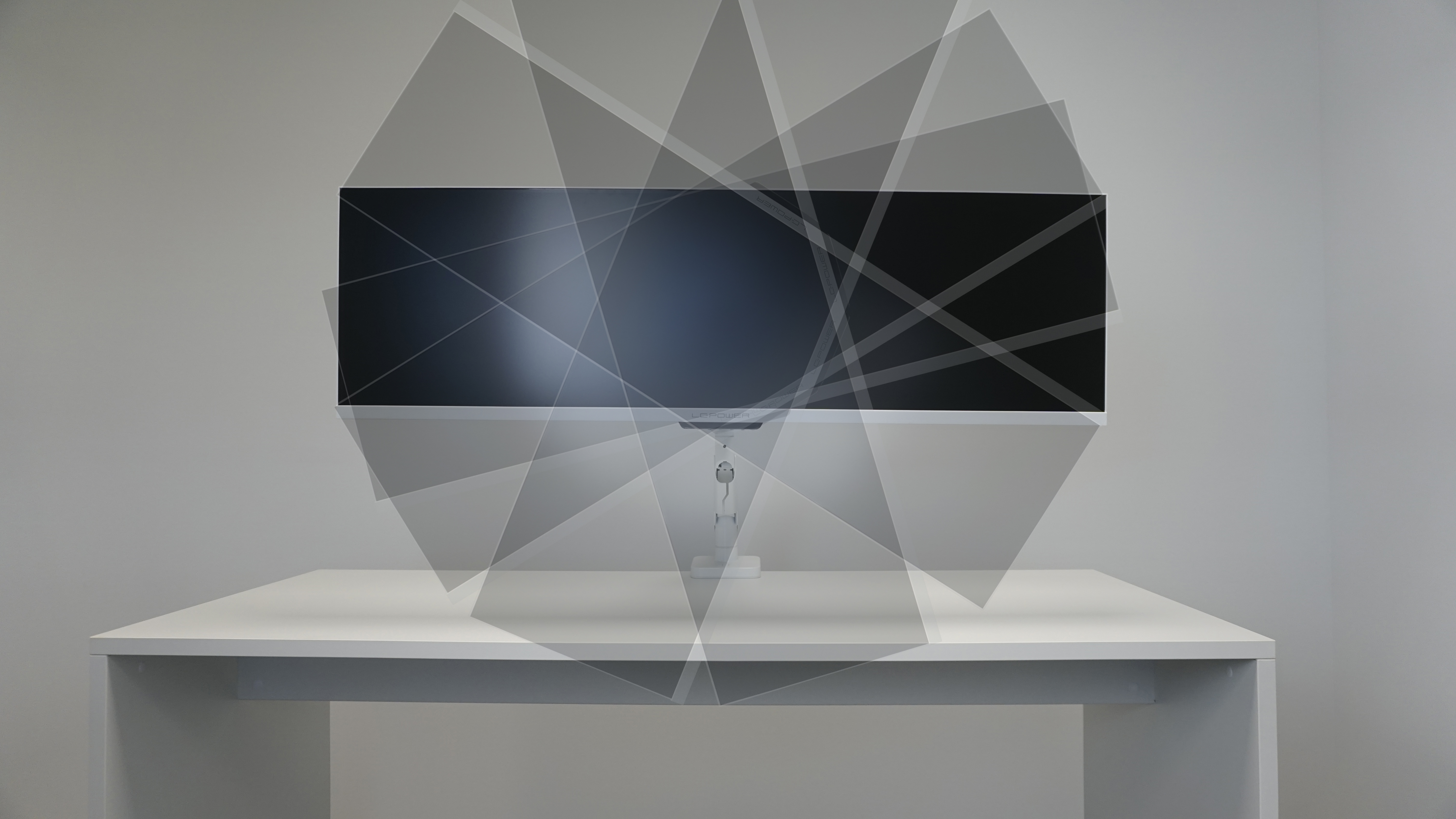 Moderner Computermonitor auf weißem Schreibtisch, mit künstlerischen Lichtreflexionen.
