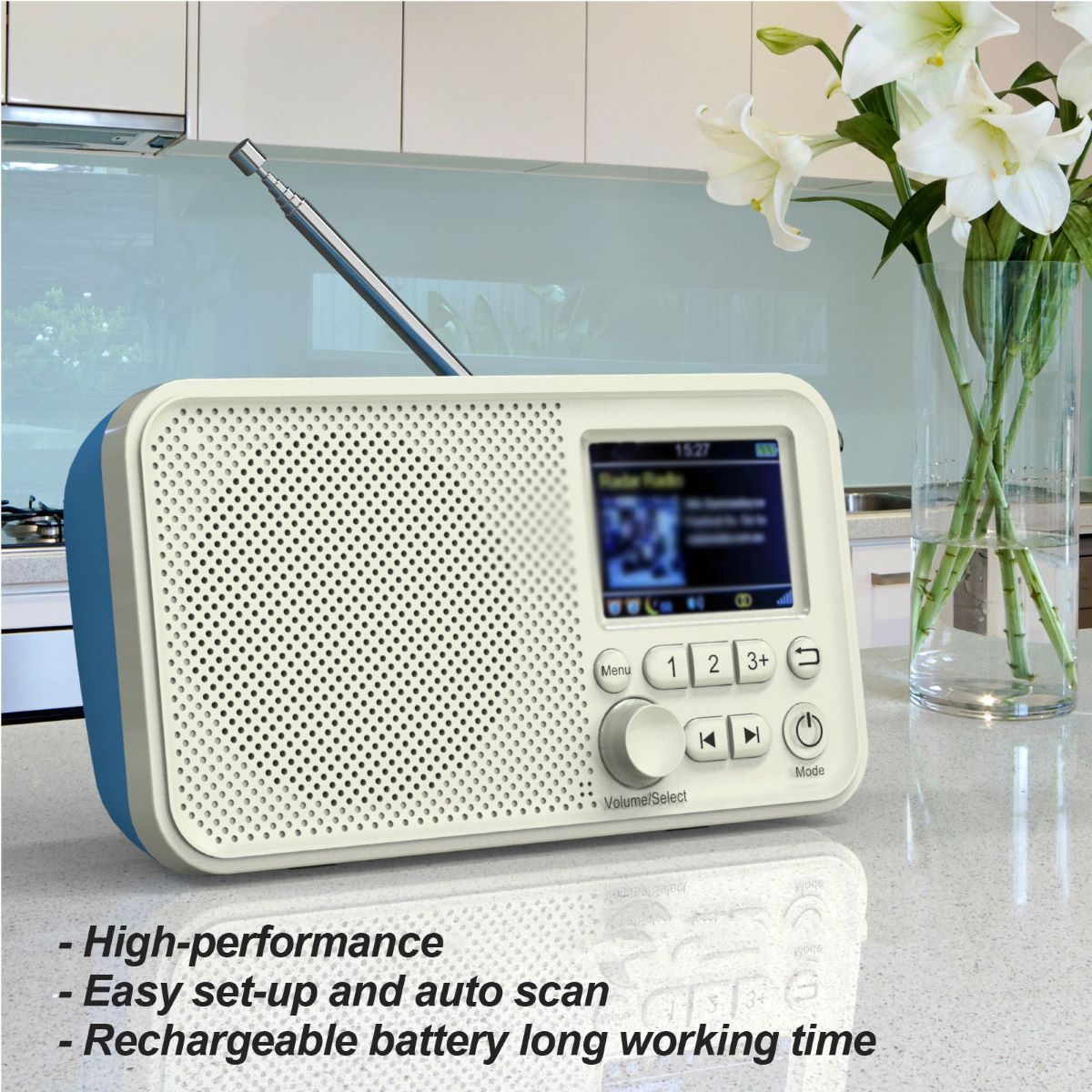 Ein cremefarbenes und blaues Retro-Radio mit Bildschirm. Es hat eine silberne Antenne und steht auf einer weißen Oberfläche.