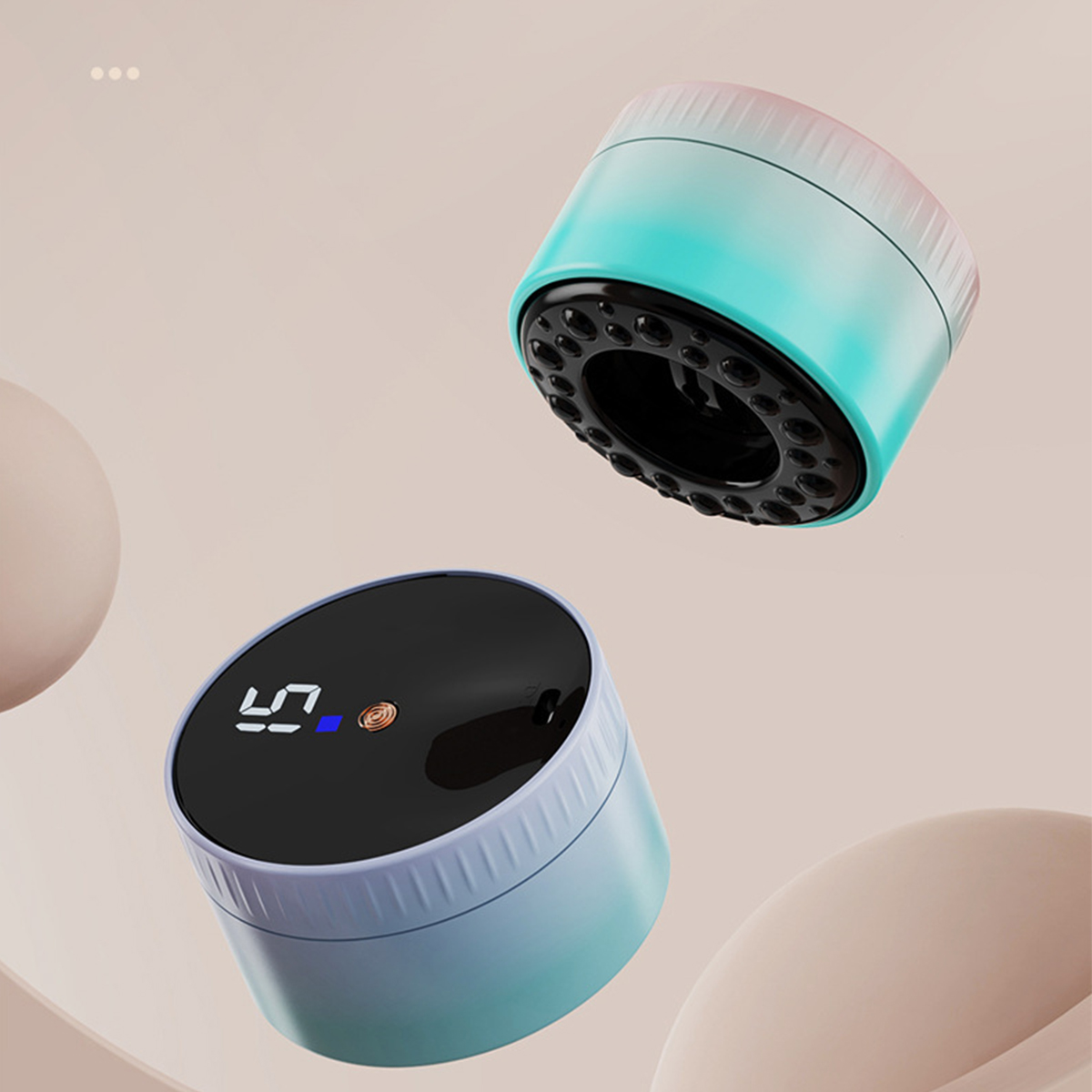 Zwei elektrische Reinigungsbürsten. Eine ist türkis und rosa, die andere blau. Der Hintergrund ist neutral.