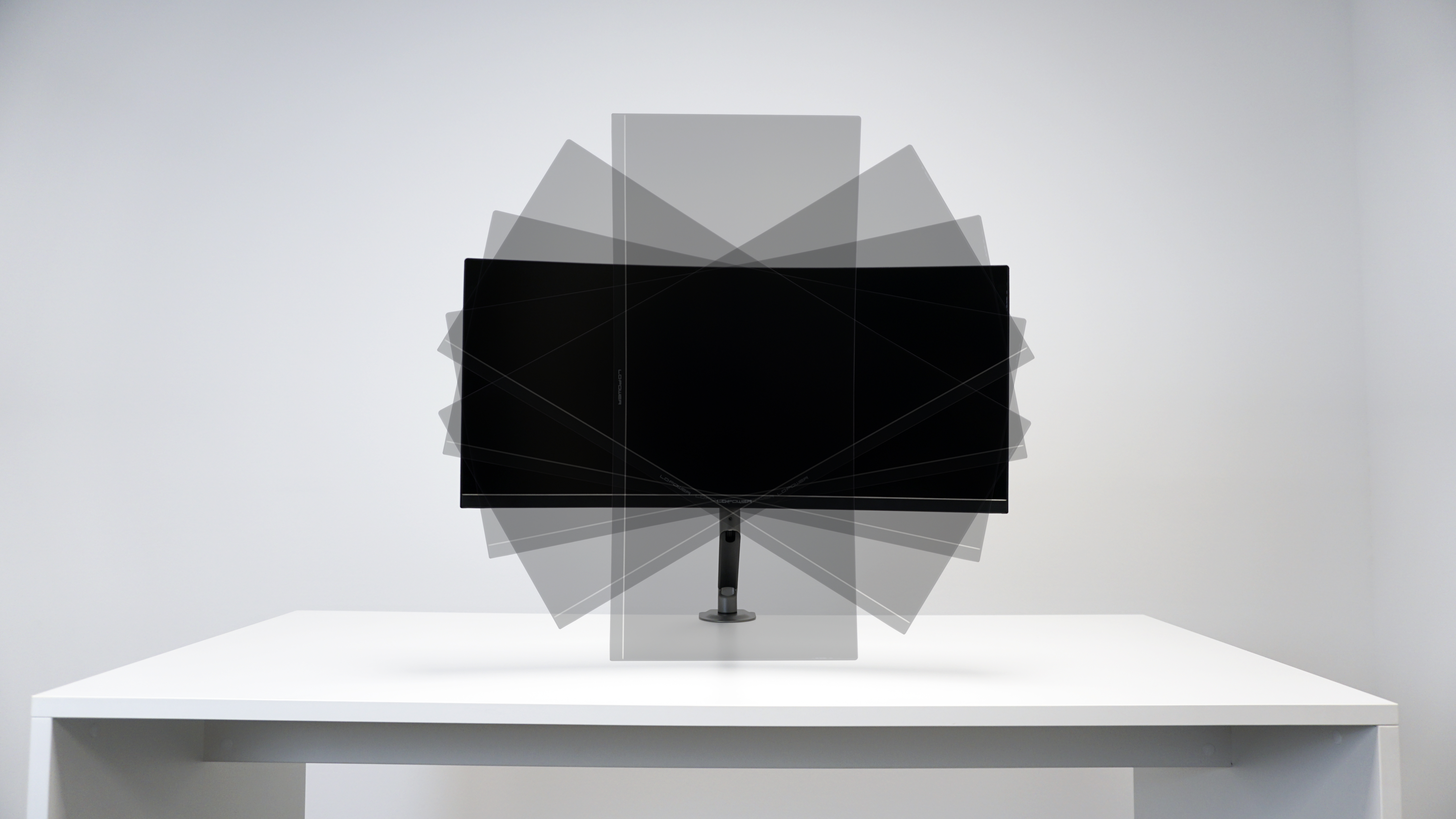 Un monitor per computer su un tavolo bianco, con un effetto di rotazione intorno.