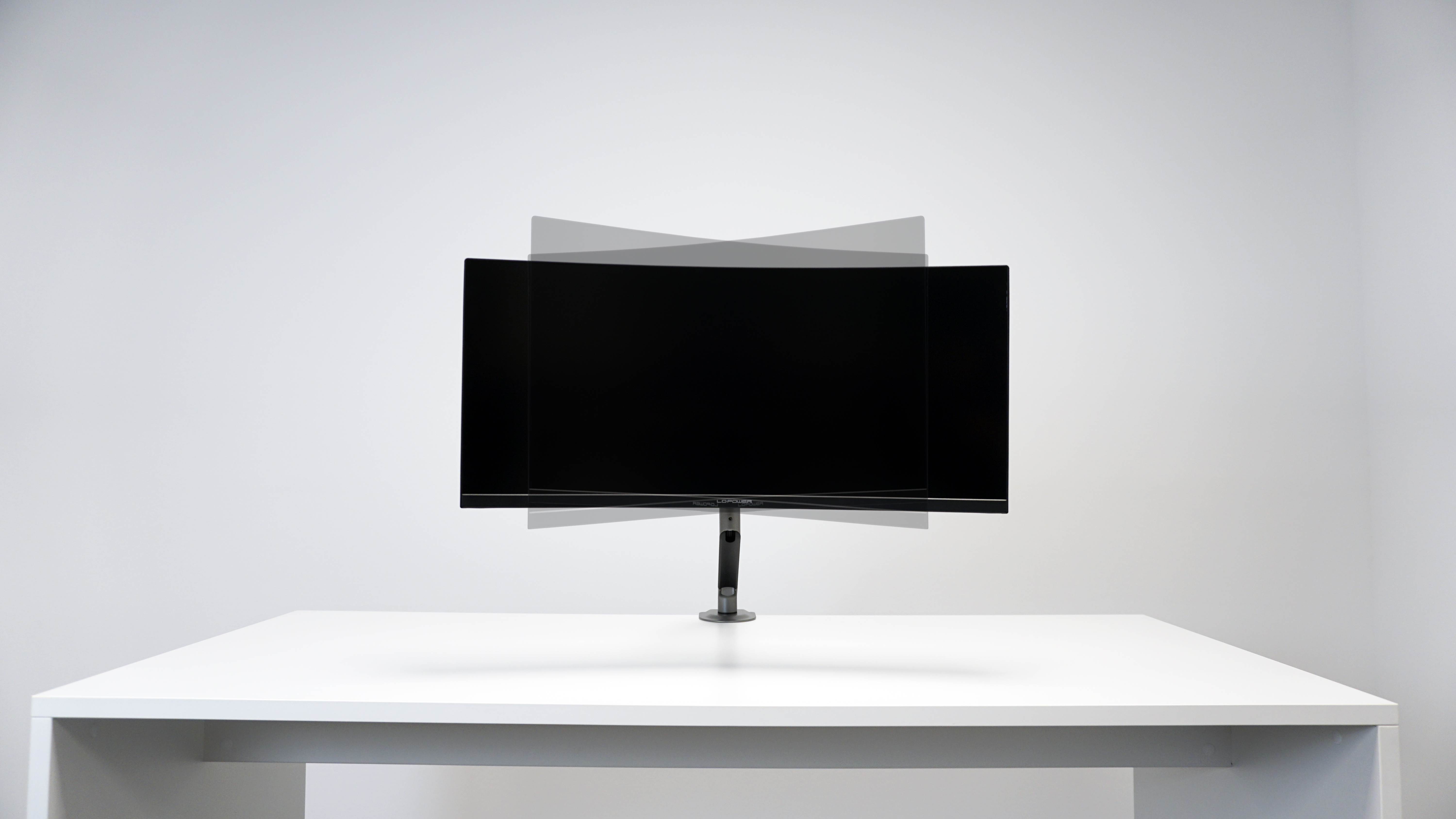 Monitor del computer curvo su una scrivania bianca. La scrivania e lo sfondo sono bianchi.