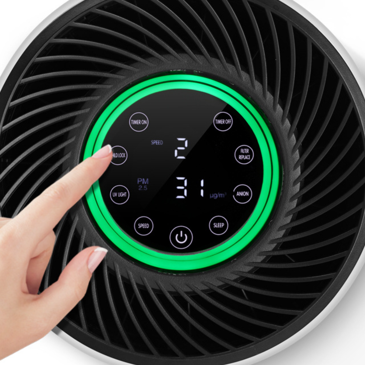Nahaufnahme eines Luftreinigers mit Hand am Bedienfeld. Das Display zeigt PM2.5 und einen Wert von 31.