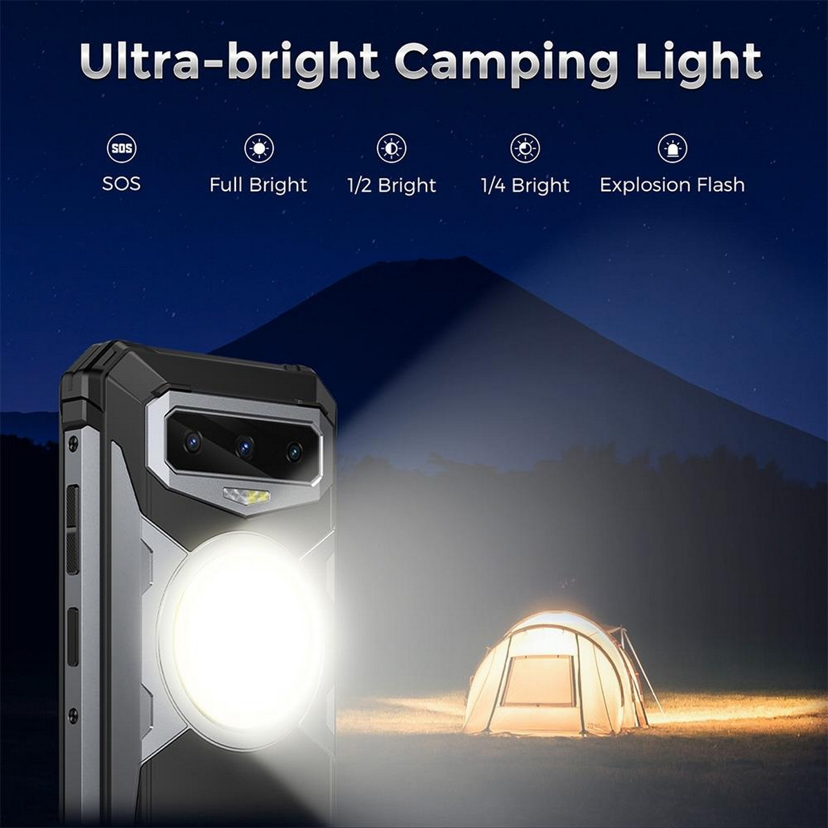 Schwarze und silberne Campinglampe. Das Licht scheint hell und beleuchtet Zelt und Bergkulisse.