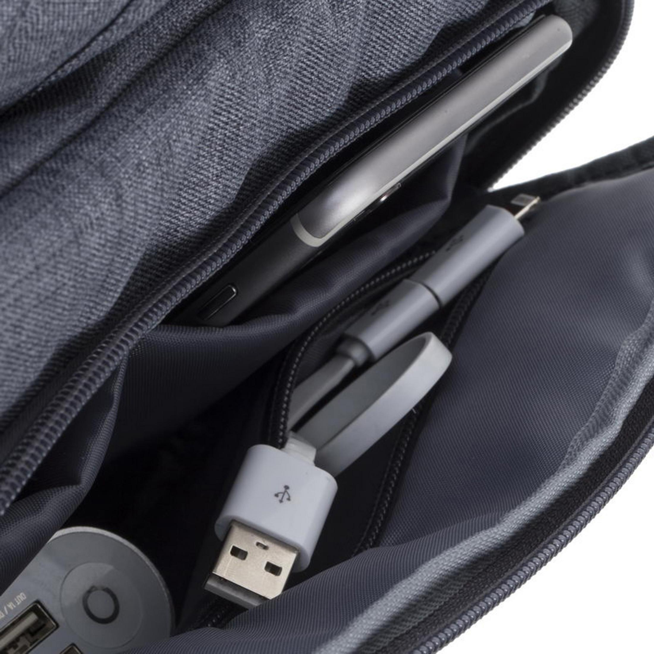 All'interno di una borsa grigia ci sono un telefono, un cavo di ricarica e una porta di ricarica USB.