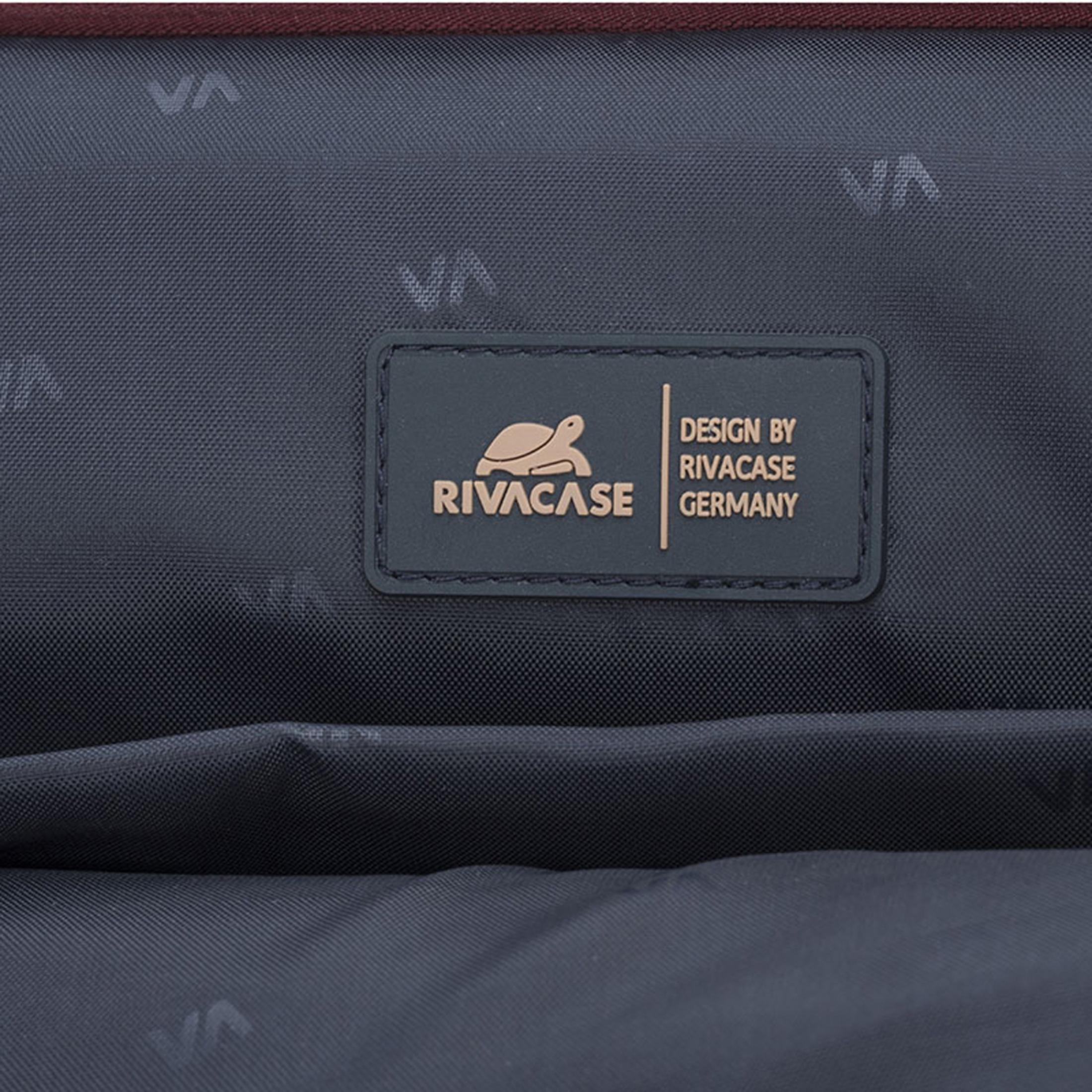Interno della borsa Rivacase blu scuro. Presenta il logo Rivacase e il testo: Design by Rivacase Germany.