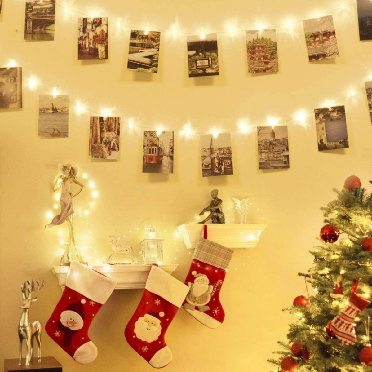Eine festliche Szene mit Weihnachtsstrümpfen, Lichtern, Fotos und einem geschmückten Weihnachtsbaum.