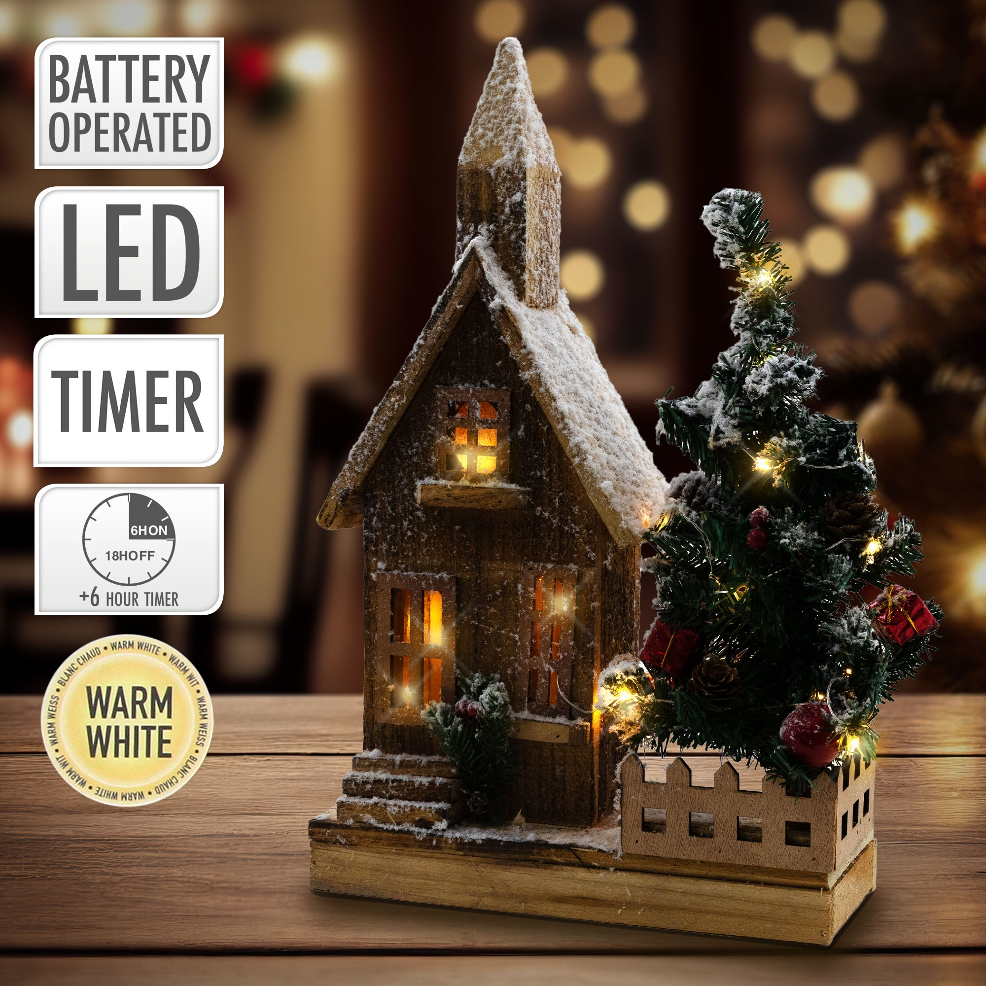 Weihnachtliche Kirchendekoration mit Lichtern. Die Kirche ist braun, mit einem Baum und Lichtern. Sie hat einen Timer und ist batteriebetrieben.