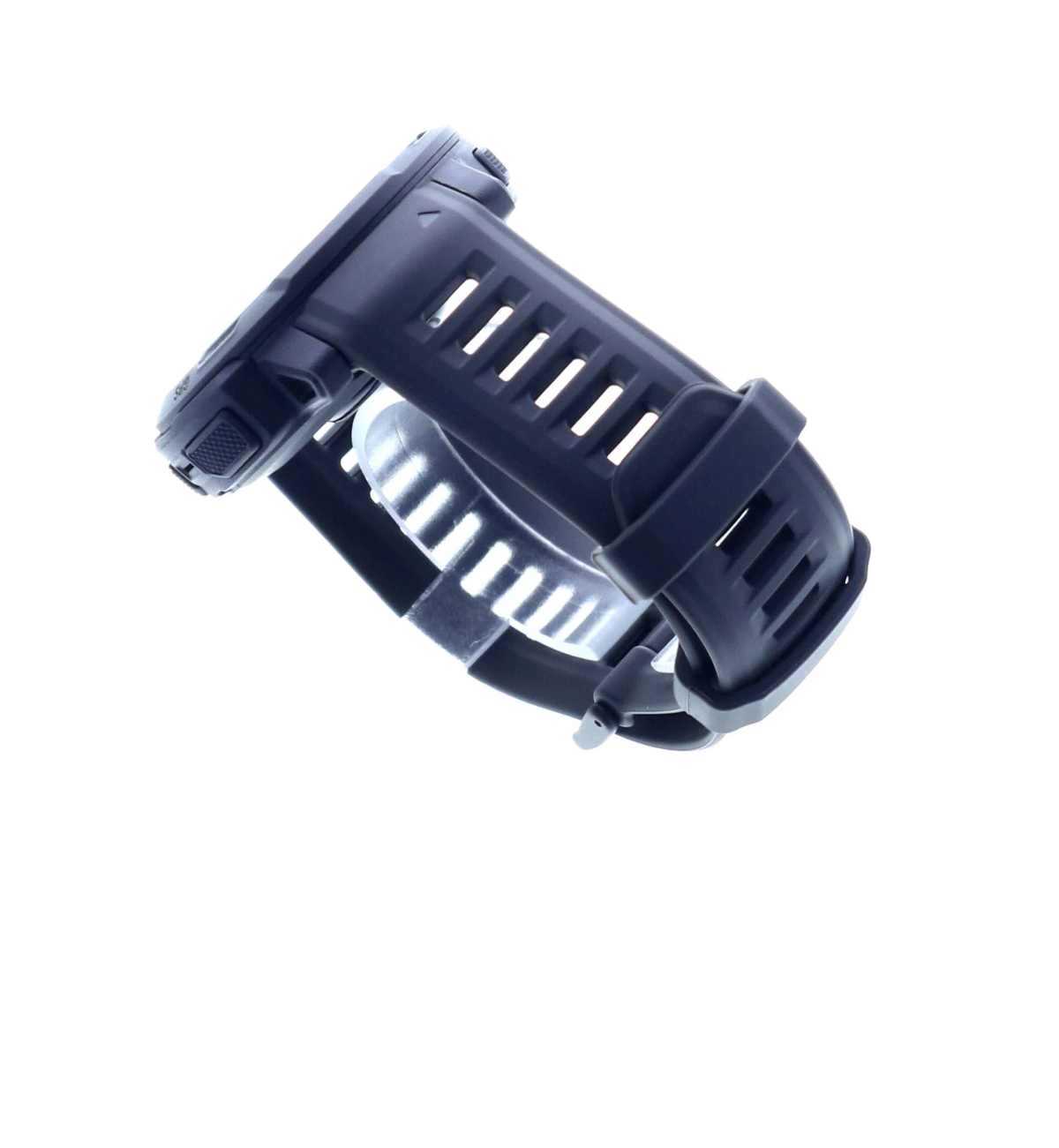 Czarny smartwatch z czarnym paskiem, widok pod kątem na białym tle. Pokazuje pasek i tarczę zegarka.