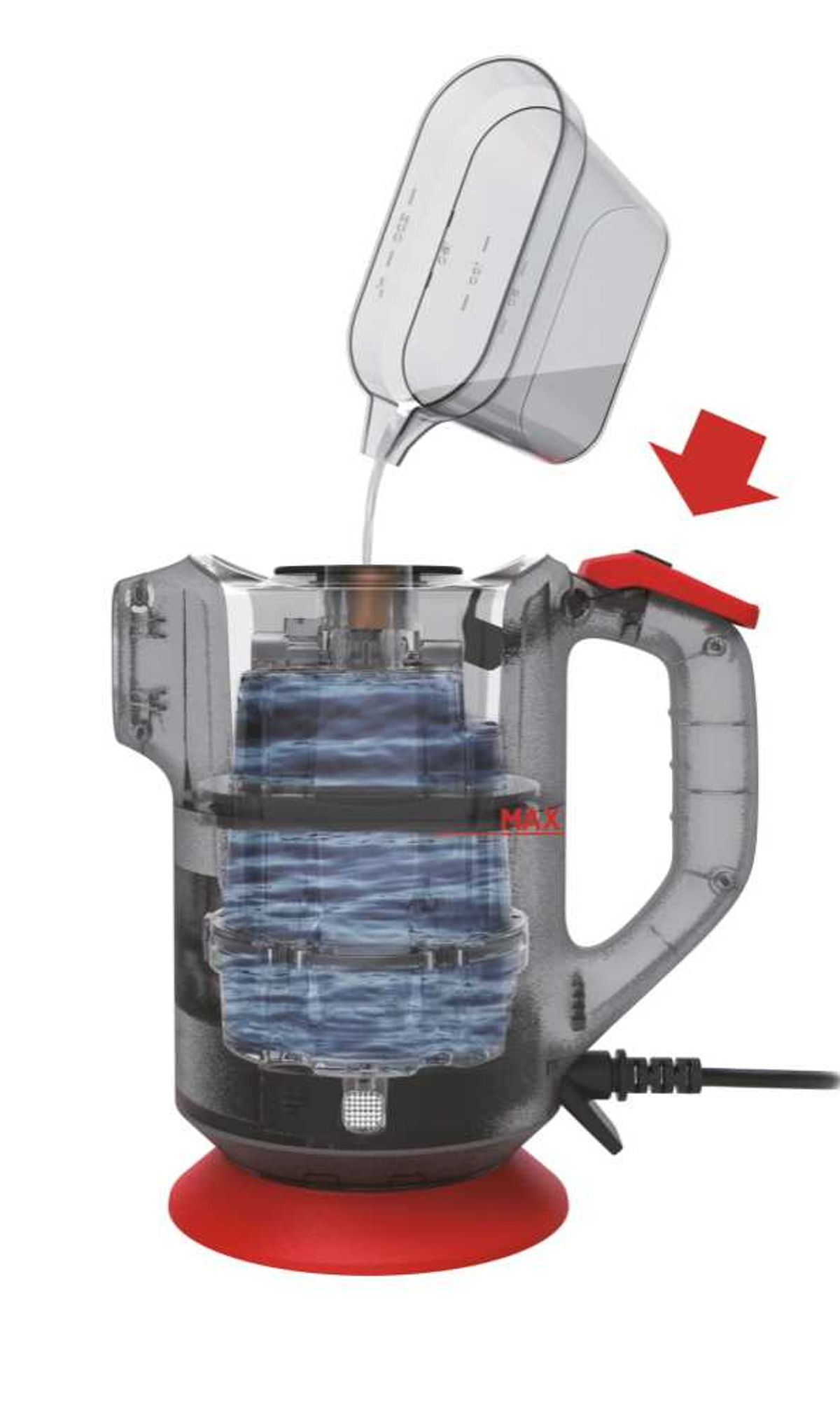 Przezroczysty czajnik napełniany wodą z miarki.