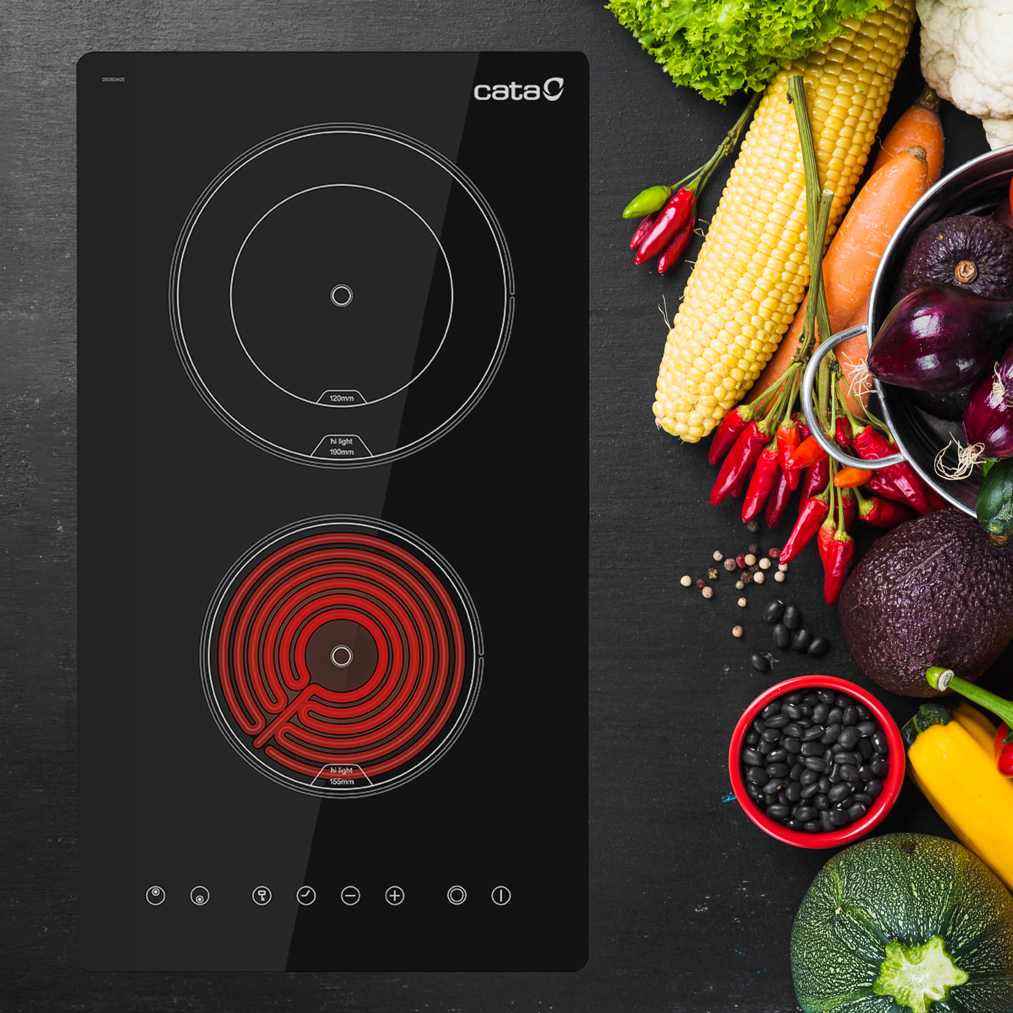 Placa de inducción negra con dos quemadores, rodeada de alimentos y verduras.