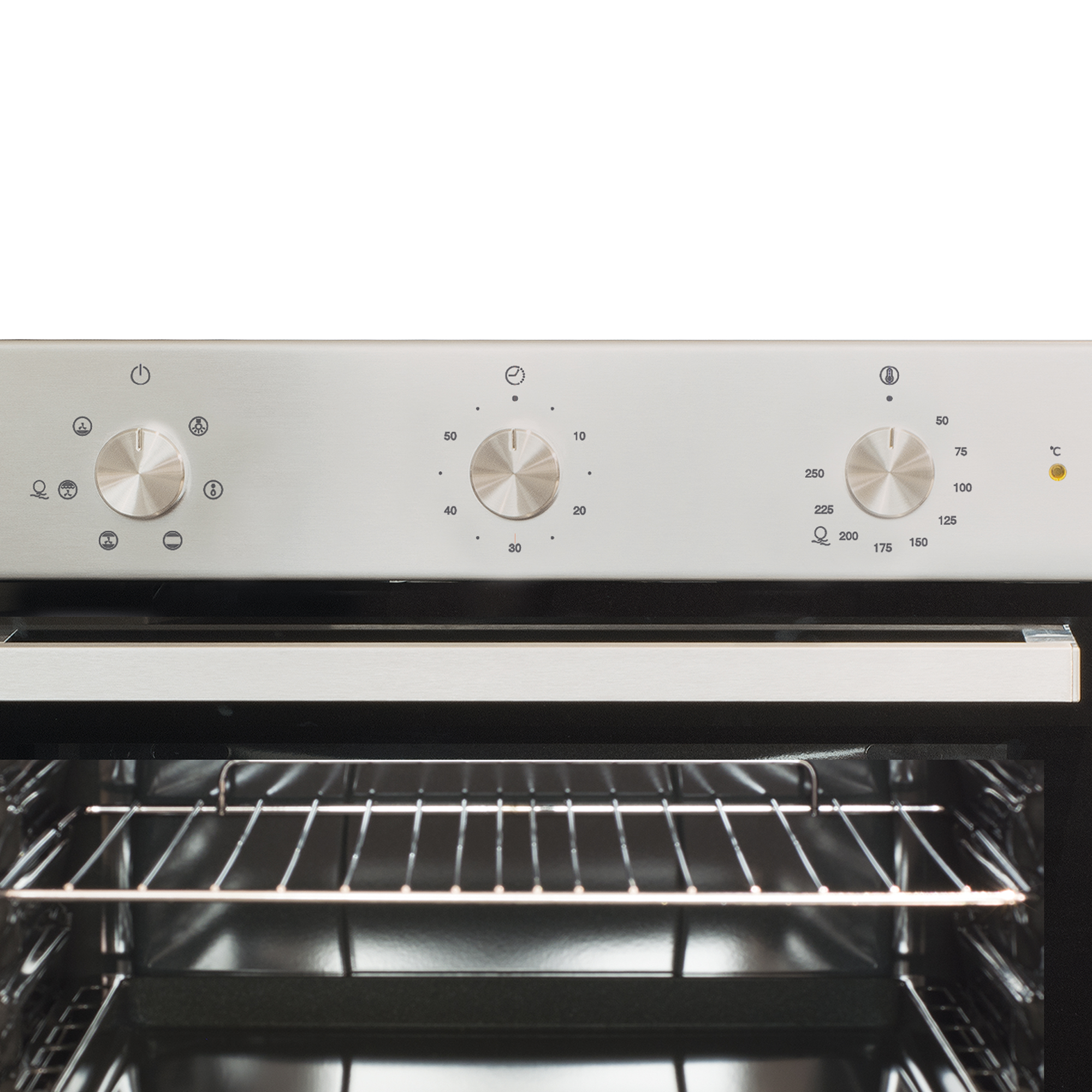 El panel de control de un horno, con perillas y ajustes visibles. La puerta del horno está cerrada.
