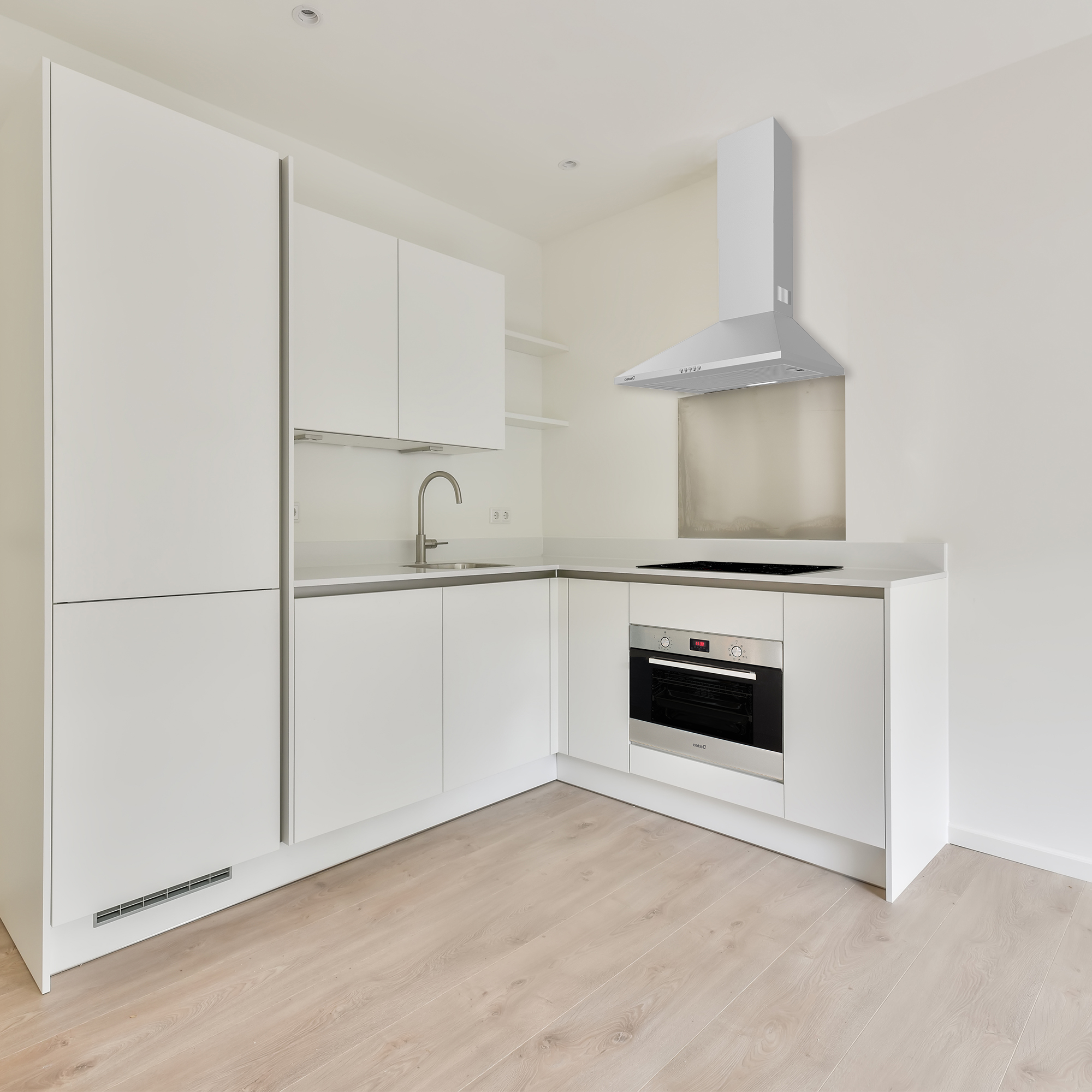Cucina bianca moderna con mobili, lavello e forno, con pavimento in legno.