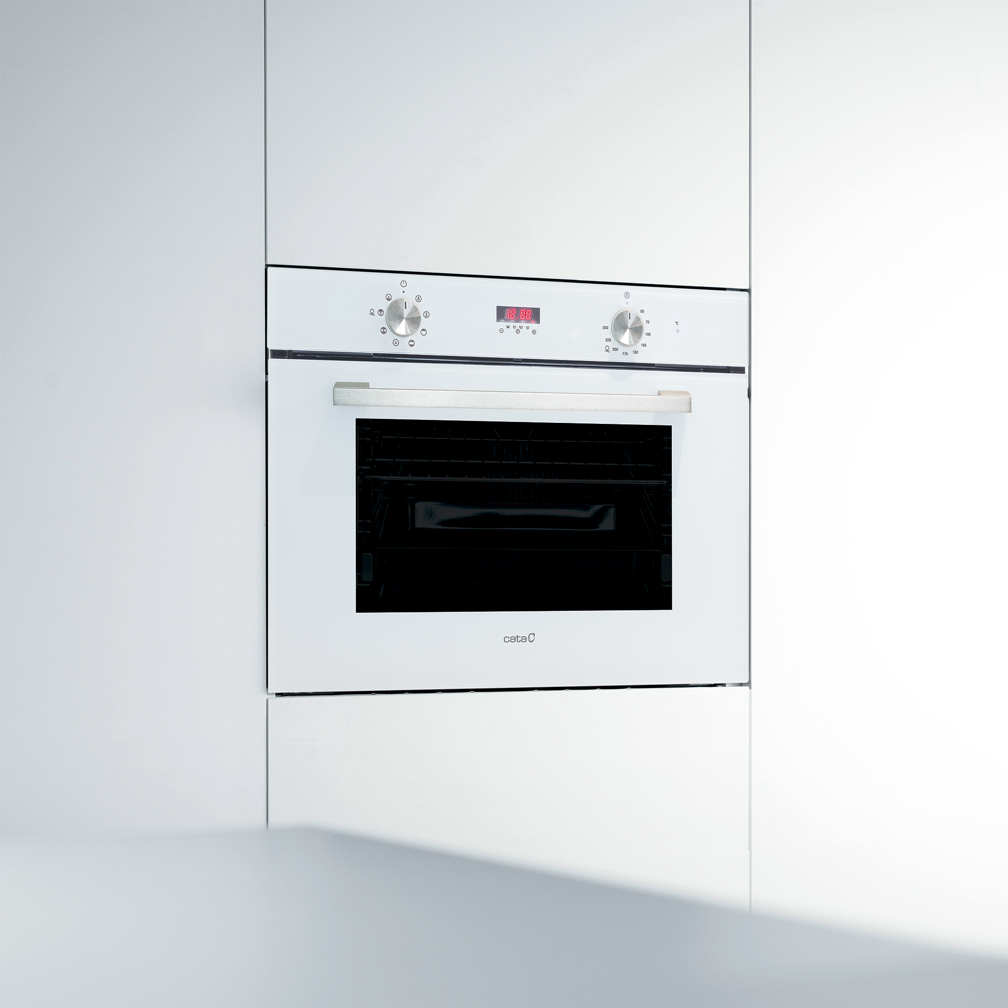 Horno blanco empotrado en una cocina. Pantalla digital y perillas de control. Mango de acero inoxidable.