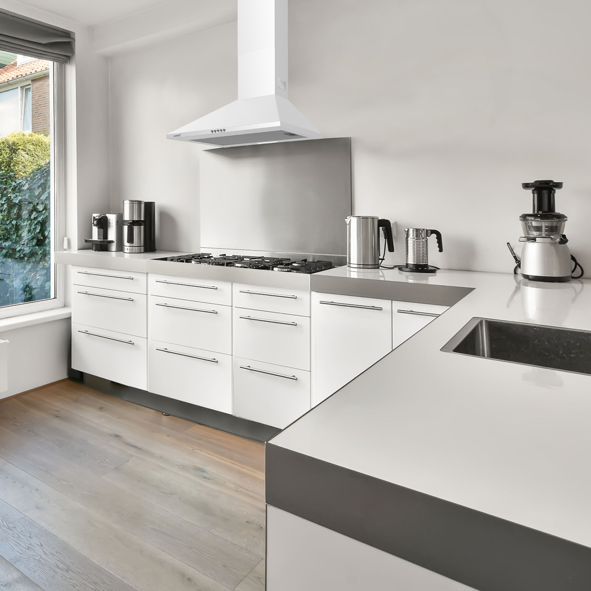 Cucina moderna con mobili bianchi, elettrodomestici in acciaio inox e pavimento in legno.
