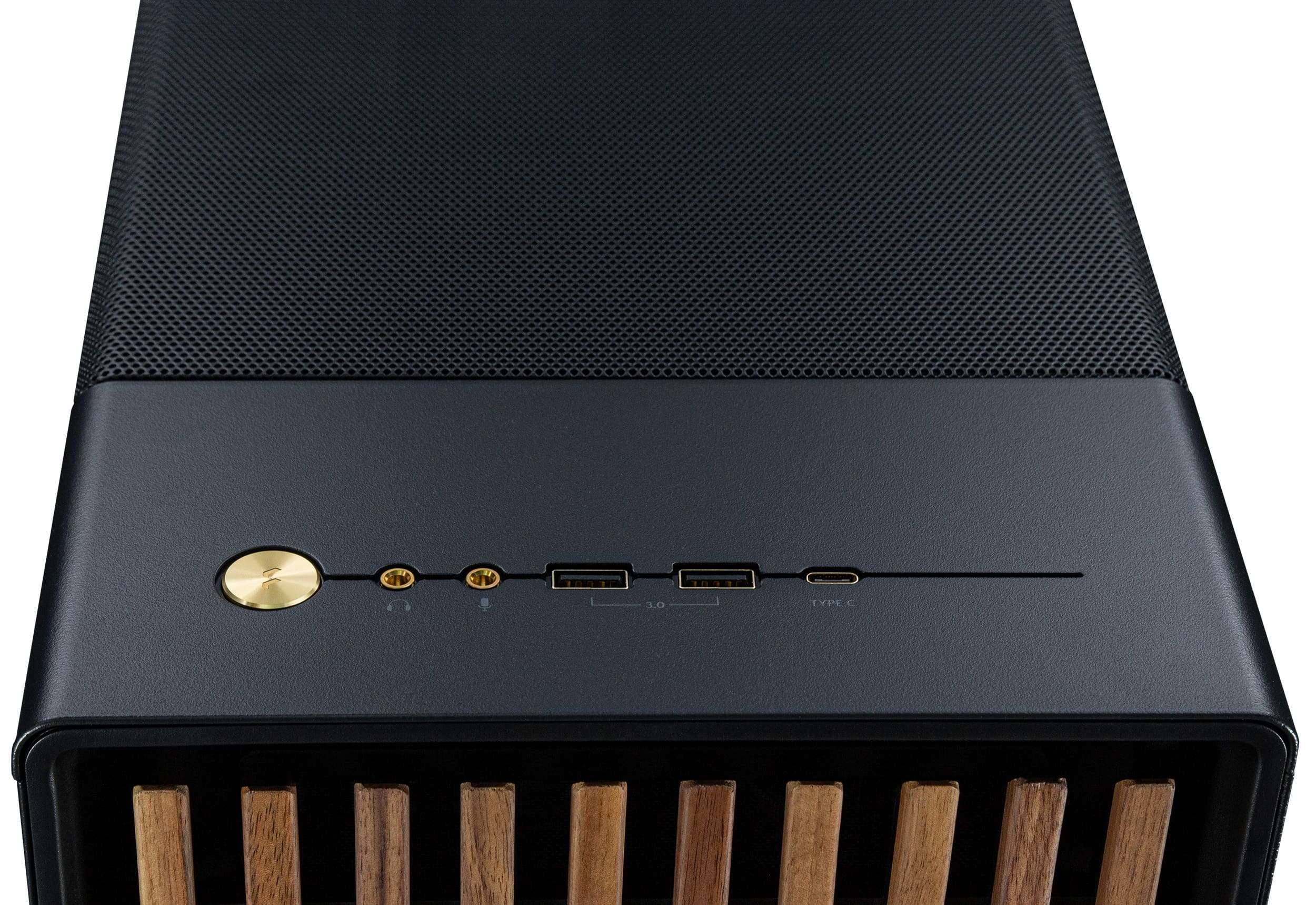 Primo piano, parte anteriore del case del computer con porte e pannelli in legno.