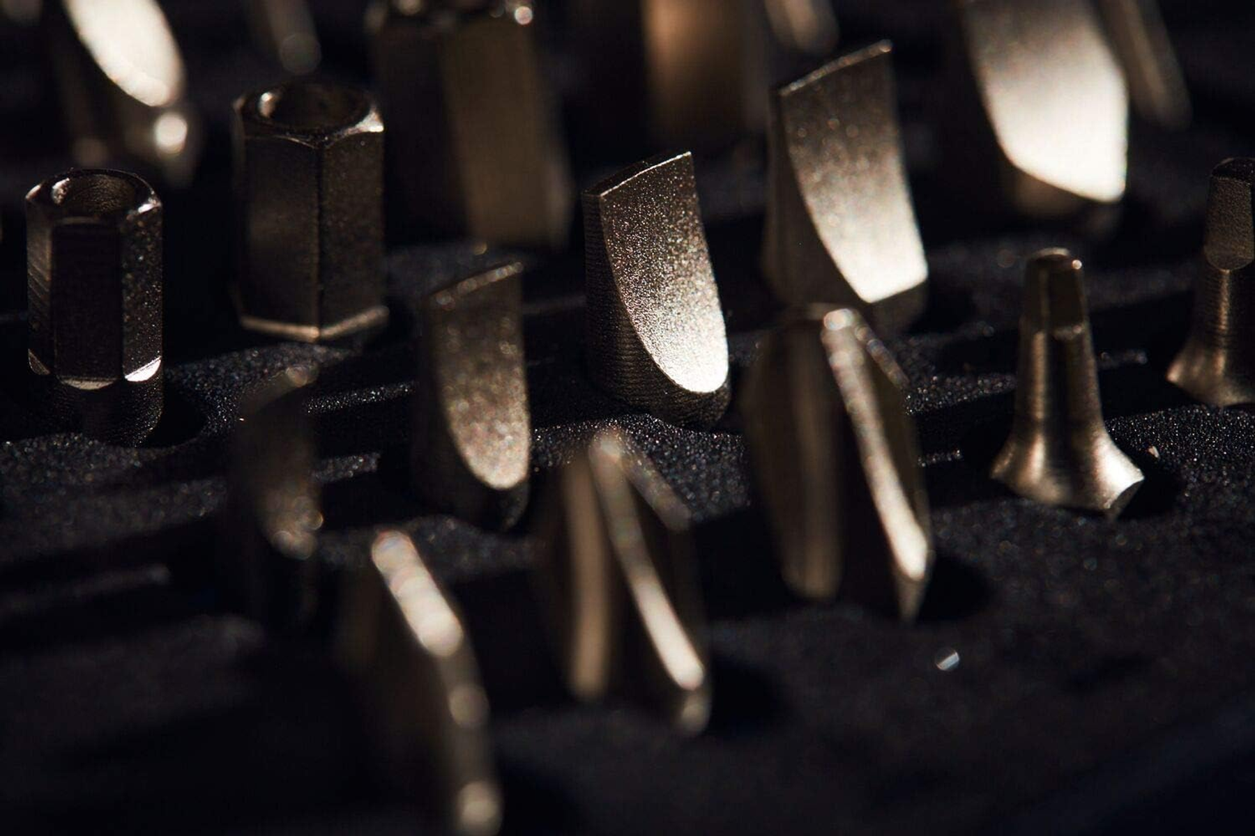 Nahaufnahme von Metallbits. Ein dunkler Hintergrund mit verschiedenen Formen und Größen.