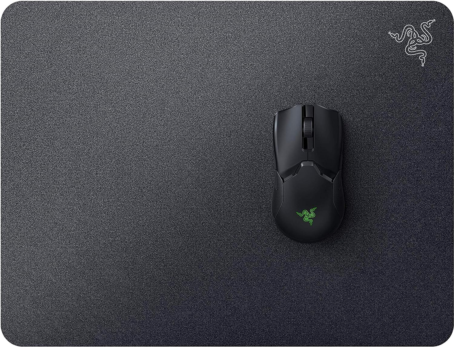 Czarna mysz Razer na szarej podkładce, widoczne logo Razer.
