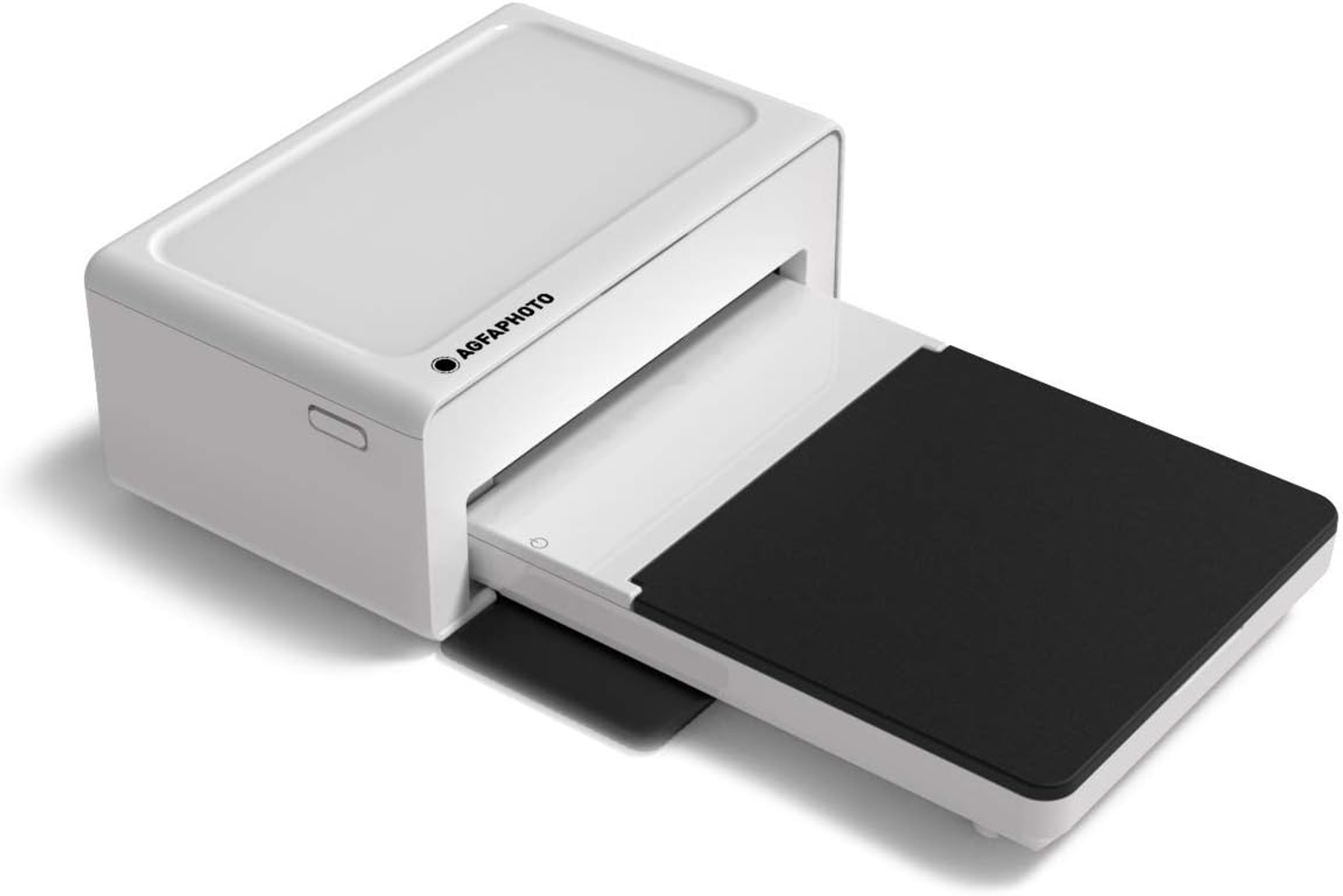 Obraz przedstawia białą drukarkę fotograficzną z czarną tacką. Drukarka ma logo AgfaPhoto.