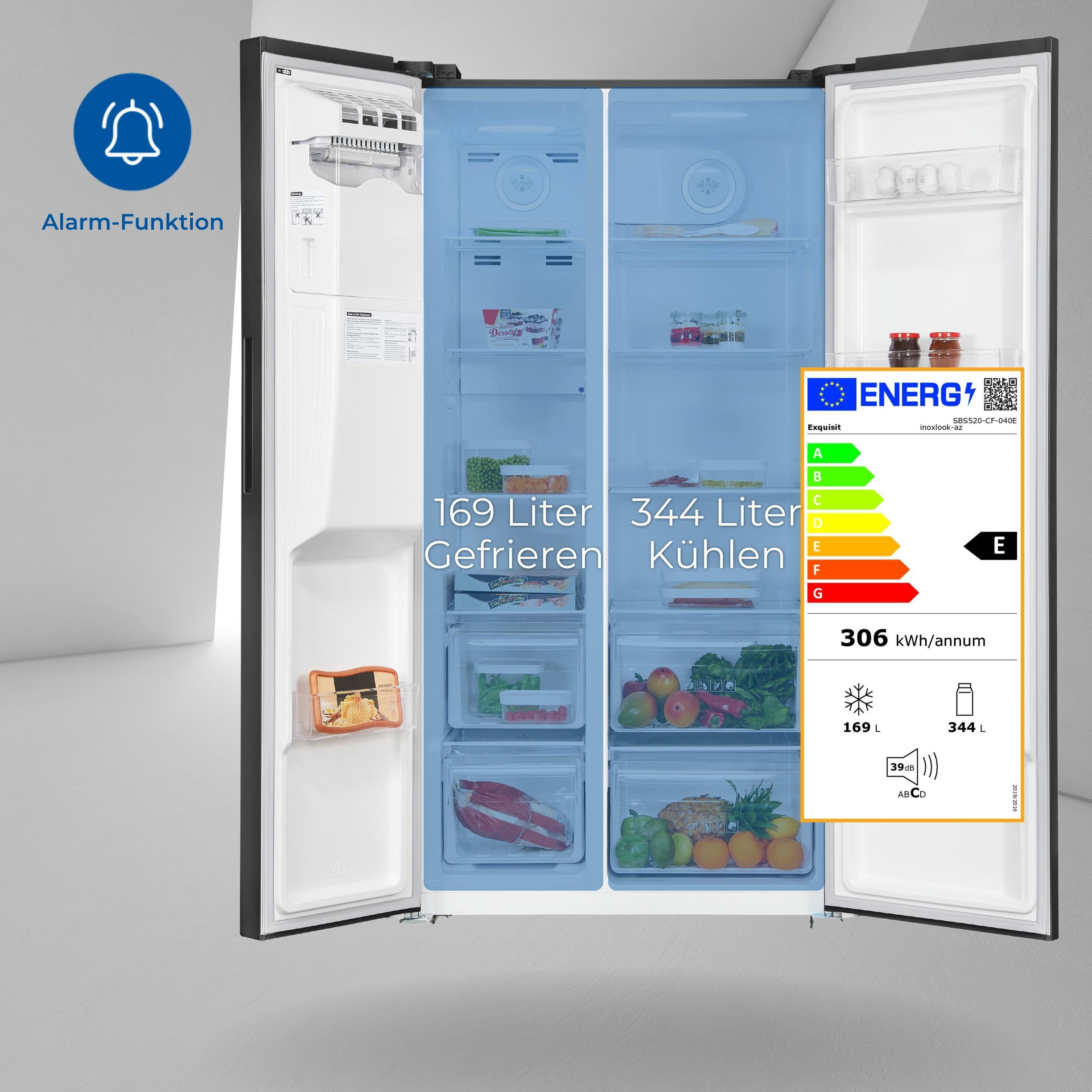 Ein Kühlschrank mit offenen Türen, Regalen mit Lebensmitteln und Energielabel.