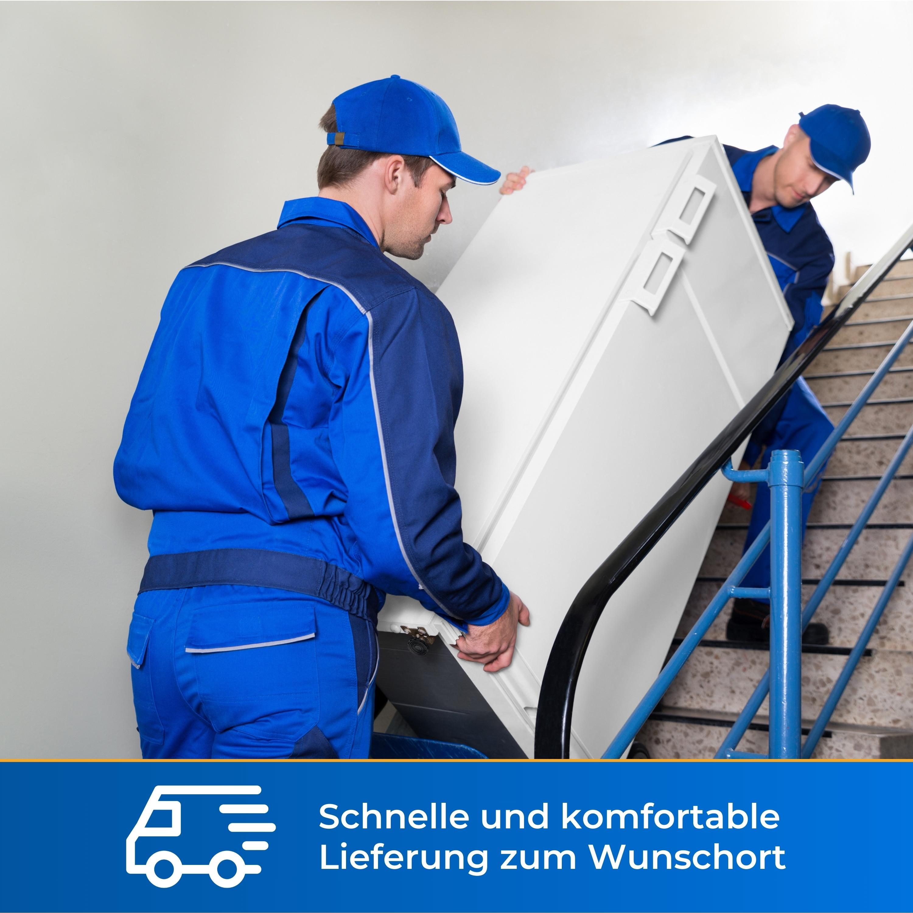 Zwei Umzugshelfer in blauen Uniformen tragen ein weißes Gerät eine Treppe hinauf. Schnelle Lieferung.