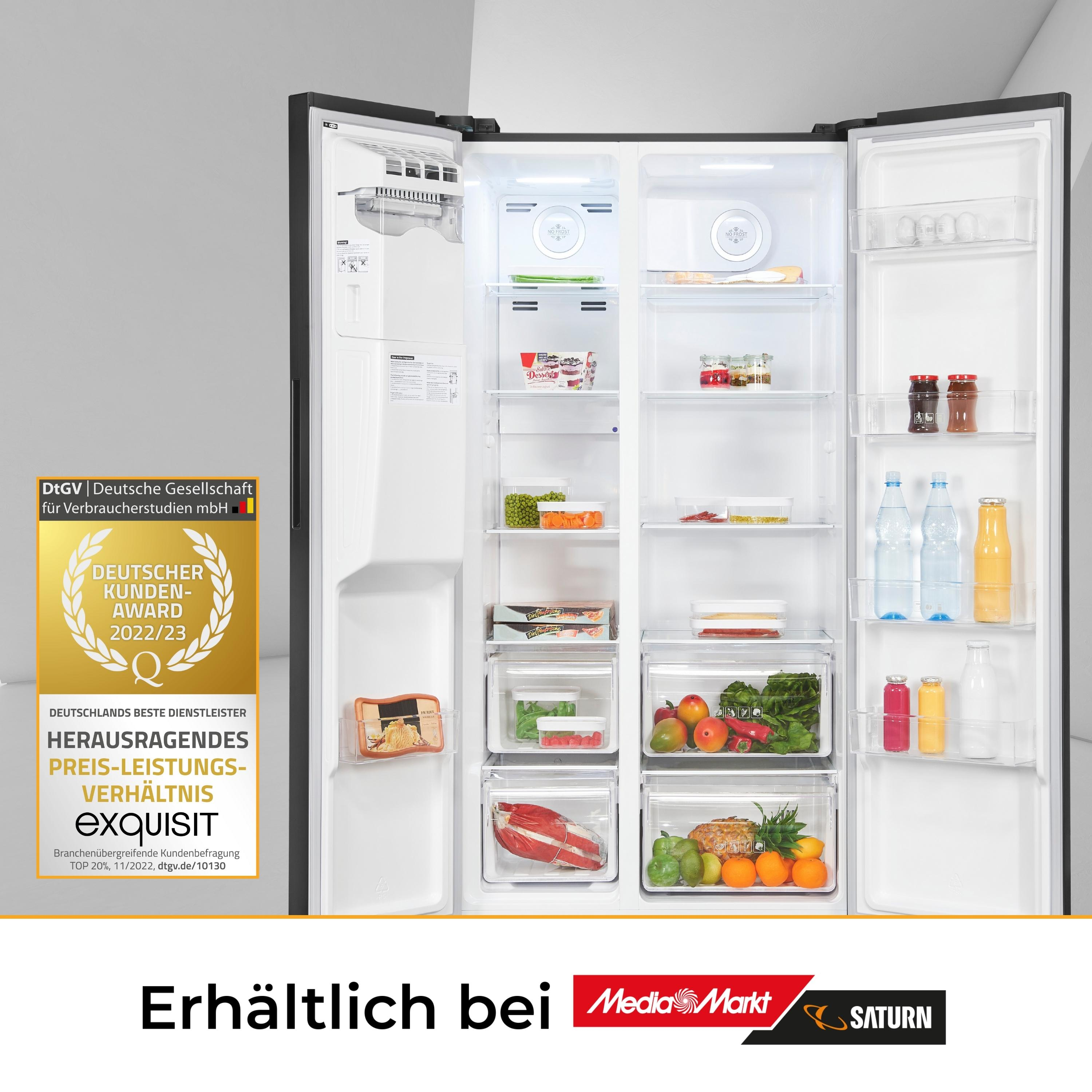 Ein Kühlschrank mit offenen Türen, zeigt Regale mit Lebensmitteln, Getränken und eine Auszeichnung.