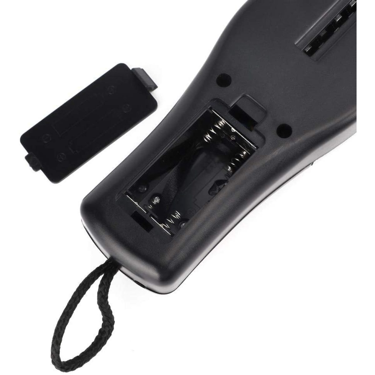 Ein schwarzes elektronisches Gerät mit geöffnetem Batteriefach, das Batterien und ein Schlüsselband zeigt.