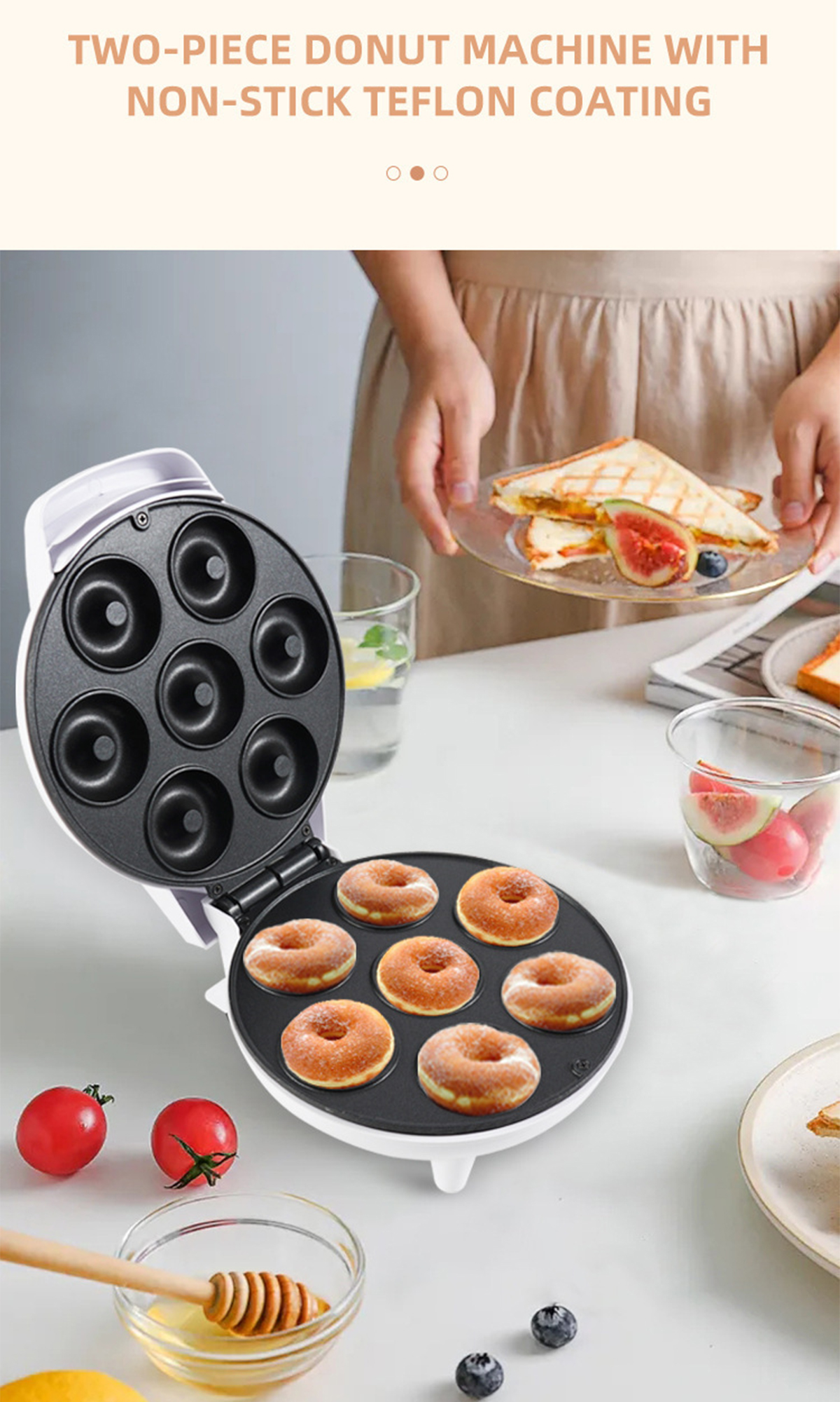 Donut-Maker. Donuts sind auf dem Maker. Eine Person, die einen Teller mit Essen hält, ist im Hintergrund.