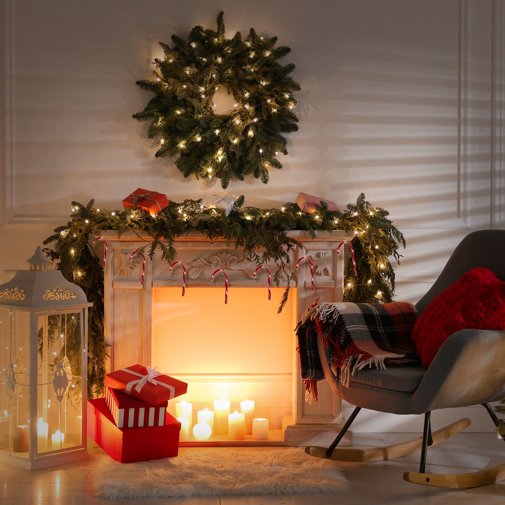 Eine Weihnachtsszene mit Kamin, Lichtern und Zuckerstangen.