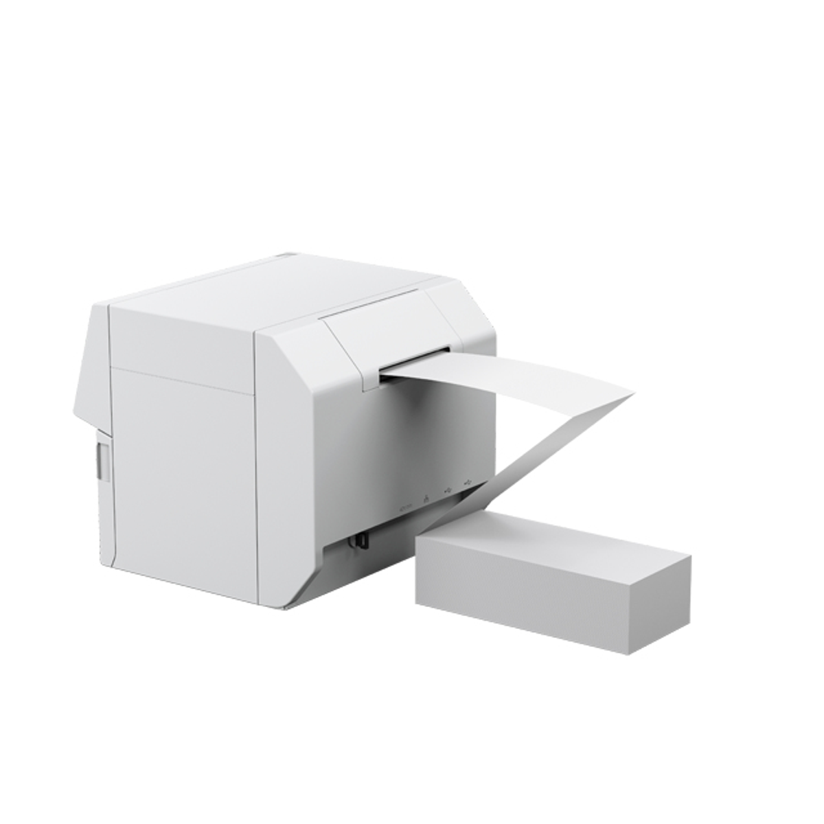 Ein weißer Drucker druckt ein Blatt Papier. Ein Stapel Papier liegt daneben.
