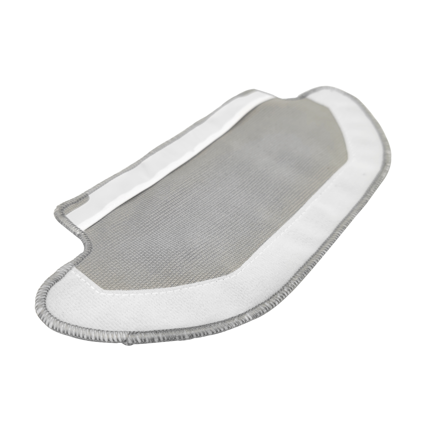 Tampon de vadrouille gris avec des bords blancs sur une surface blanche.