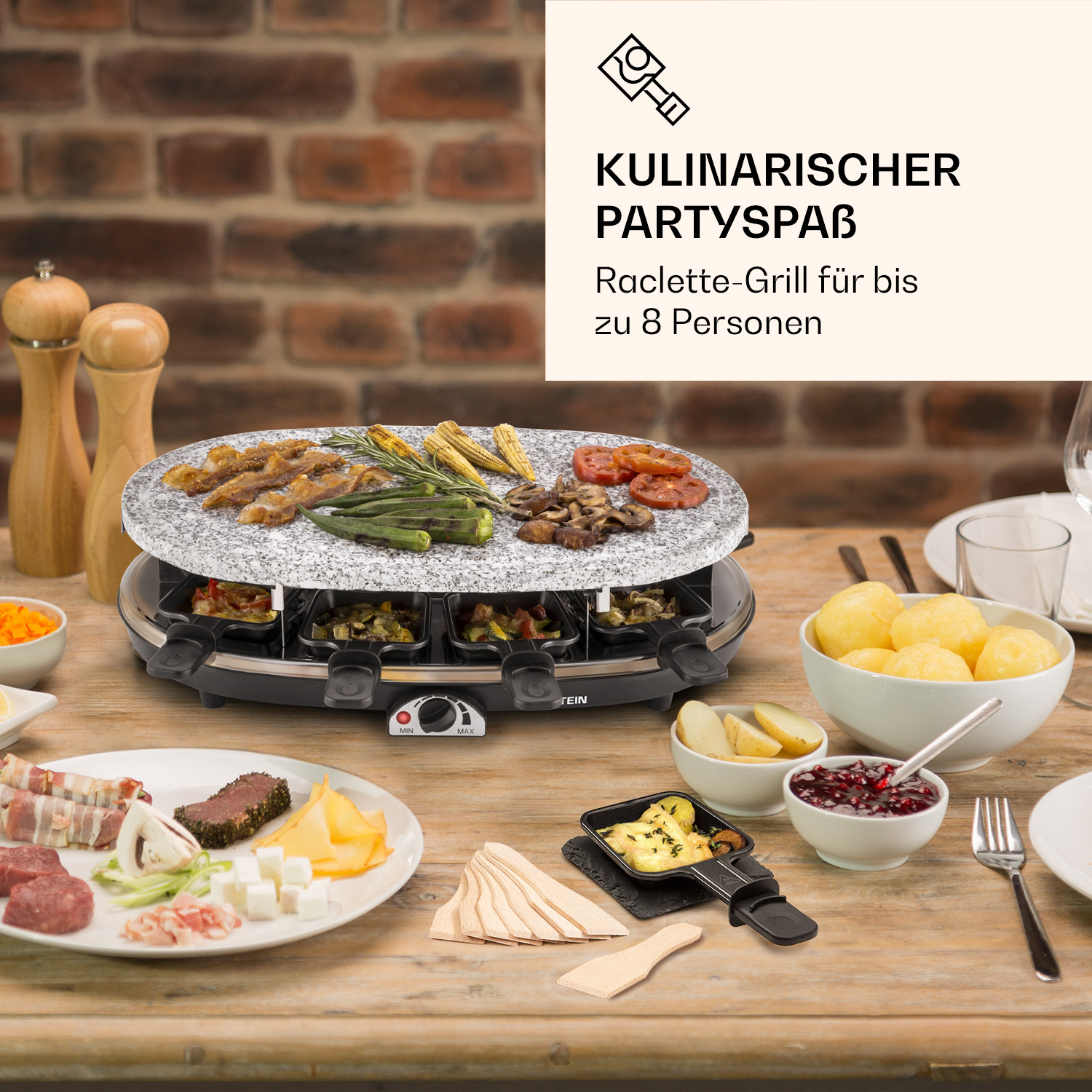 Raclette-Grill mit Essen, Käse, Kartoffeln und Holzspateln auf einem Holztisch, Ziegelhintergrund.