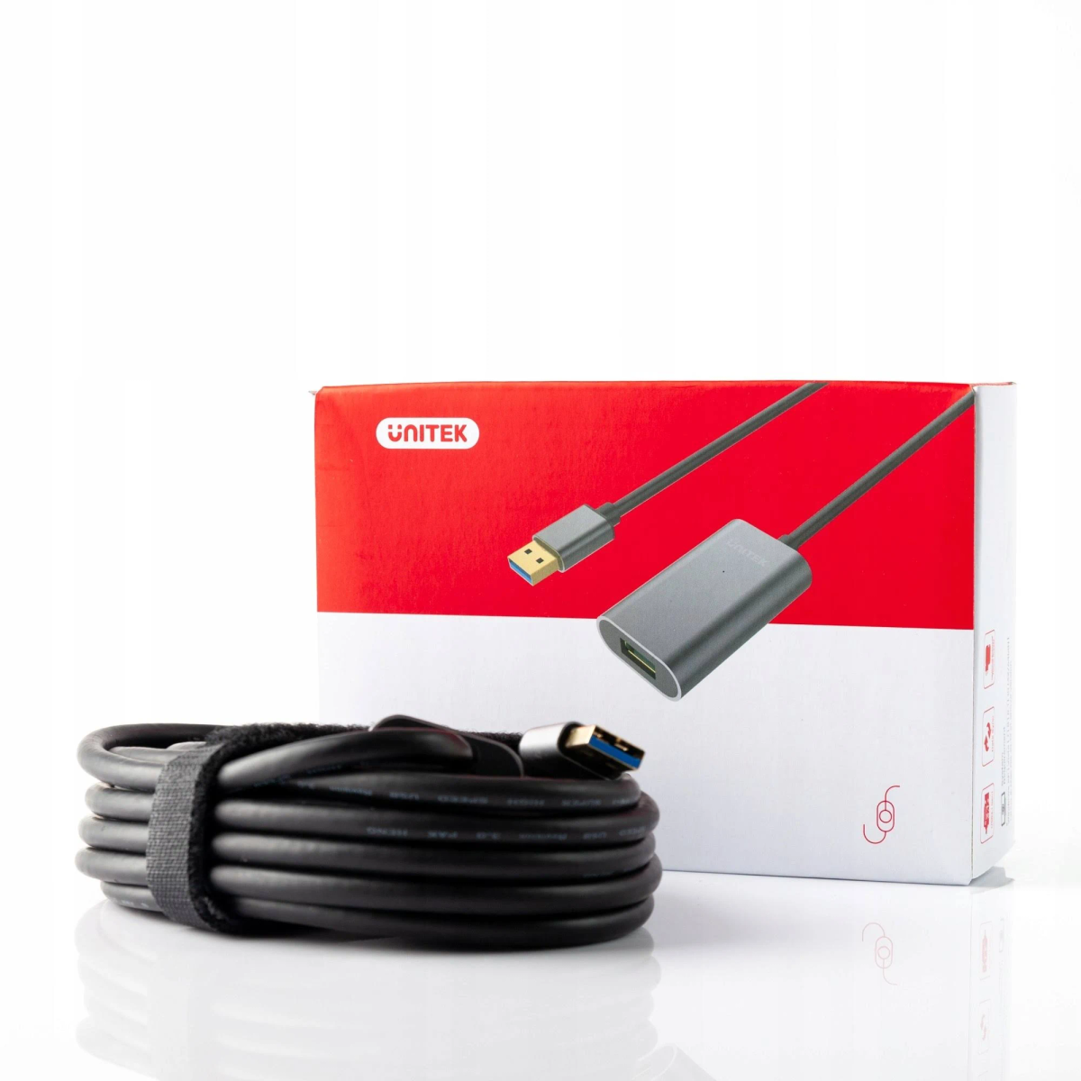 Un cavo nero con connettore USB e HDMI di fronte a una scatola con un diagramma del cavo USB.